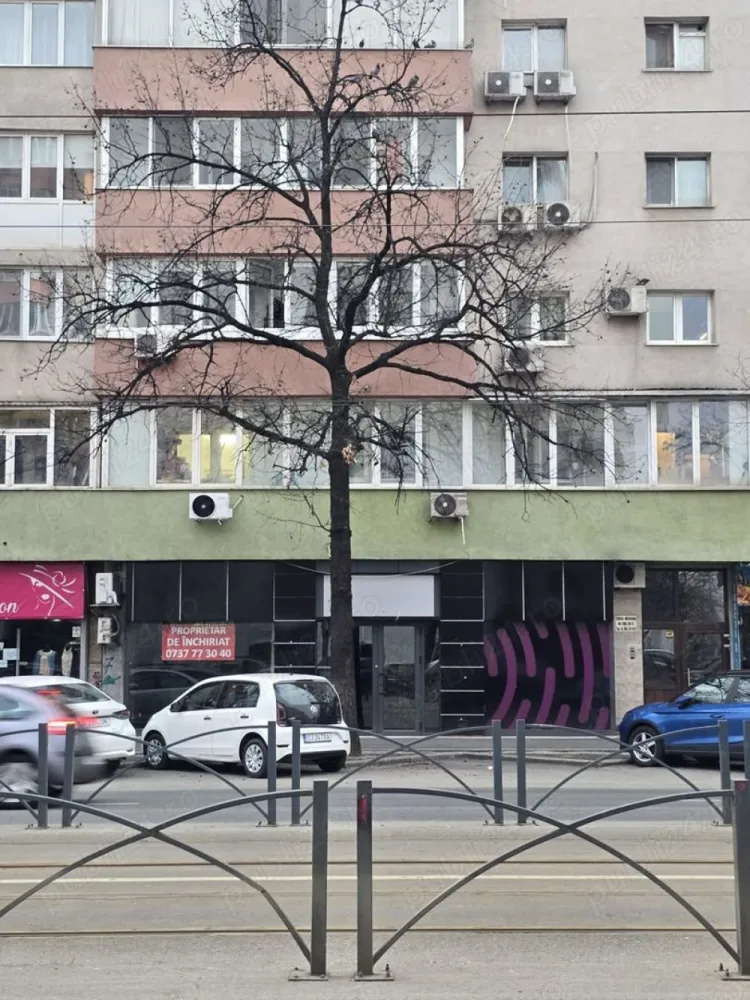 BRASADAS închiriază Spatiu Comercial 108mp Mosilor - Agenția imobiliara BRASADAS închiriază spatiu comercial in zona Mosilor, stradal, cu o suprafata de 108mp iar deschiderea de 11m, in magazin s-a desfasurat activitatea de sala de jocuri si este aranjat la fel ca in poze, pentru acelasi domeniu nu este de facut nimic in interior, pentru alte activitati mocheta de pe jos se poate scoate la fel si tapetul, magazinul este in forma patrata cu doua intrari in fata si in spate pentru aprovizionare, cu 2 grupuri sanitare, bloc reabilitat termic, cu apometre si repartitoare, 2 aere conditionat, trifazic. Se preteaza pentru orice, liber.
Pentru mai multe oferte accesați www.brasadas.com.