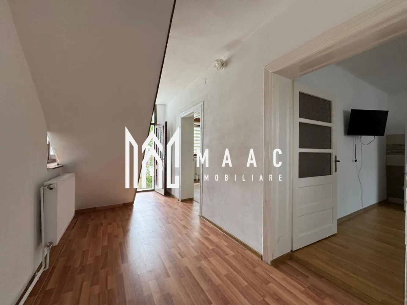 Casă Duplex | 105 MPU | Garaj | Curte | Calea Dumbrăvii– Sub Arini - Maac Imobiliare prezintă spre vânzare o casă tip duplex spațioasă și primitoare, situată într-una dintre cele mai dorite zone ale Sibiului – Calea Dumbrăvii, la doar câteva minute de Parcul Sub Arini și de principalele puncte de interes ale orașului.

Proprietatea oferă o suprafață utilă de 105 mp, la care se adaugă o pivniță generoasă de 65,8 mp, întinsă pe întreaga amprentă a casei, perfectă pentru depozitare sau amenajare ca spațiu suplimentar de relaxare.
Dispune de curte proprie, garaj închis, garaj deschis și două poduri, oferind multiple zone funcționale și de depozitare.

Compartimentare:

2 dormitoare luminoase

Living generos și primitor

Bucătărie principală + bucătărie de vară

2 băi

Cămară exterioară

2 poduri (cu acces interior și exterior)

2 intrări (față și spate)

Garaj închis + garaj deschis

Suprafețe:

 Suprafață utilă: 105 mp
 Pivniță: 65,8 mp (pe toată amprenta casei)
 Curte proprie

Avantaje și localizare:

Proprietatea beneficiază de o amplasare excelentă, în apropiere de:

Pizzerie chiar peste drum

Magazin Simpa și magazin La 2 Pași

Farmacie la câțiva pași

Biserică – la 3 minute de mers pe jos

Parcul Sub Arini – la doar 5 minute

Centrul Sibiului – la aproximativ 15 minute

Casa este ideală pentru o familie care își dorește confort, intimitate și acces rapid către toate facilitățile urbane, într-una dintre cele mai verzi și apreciate zone ale orașului.

Pentru mai multe detalii sau pentru a programa o vizionare, te rugăm să ne contactezi, specificând ID: CP2818070.
