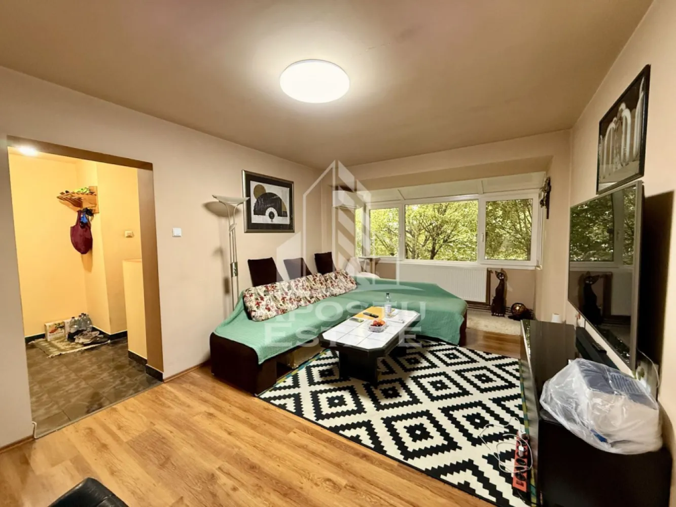 Apartament 2 camere de vanzare, zona Tipografilor, Timisoara - Agentia imobiliara APOSTU ESTATE va propune spre vanzare un apartament cu 2 camere, semidecomandat, etaj 4/4, situat in zona Tipografilor/Take Ionescu din Timisoara, judetul Timis.
Blocul detine acoperis cu tigla si pe etaj avem 4 apartamente.
Apartamentul este amplasat la etajul 4 al unui imobil construit in 1970 si are o suprafata utila de aproximativ 52mp plus logie.
Confortul termic se realizeaza prin intermediul centralei proprii pe gaz cu sistem de incalzire prin calorifere.
Apartamentul este compartimentat astfel:
-hol de acces
-bucatarie inchisa
-baie cu cada si geam de aerisire
-living cu logie
-hol de trecere
-dormitor
Proprietatea se vinde cum se vede in poze si este o varianta ideala pentru familii, cuplu sau investitie deoarece se regaseste aproape de punctele de interes ale orasului.
Vecinatati: Scoala generala nr.16 la 6 min de mers pe jos , mijloace de transport in comun,magazine,banci,farmacii la 4 min de mers pe jos, Iulius Mall la 5 min cu masina, Piata Unirii la 7 min cu masina, Facultatea de Medicina la 14 min de mers pe jos,Isho la 10 min de mers pe jos.
Agentia imobiliara Apostu Estate va ofera consultanta bancara gratuita prin intermediul colaboratorilor nostri pentru alegerea celui mai potrivit tip de credit, astfel incat tu sa devi noul proprietar al acestui apartament.

Va asteptam cu drag la o vizionare!

Id Intern:CP3215962