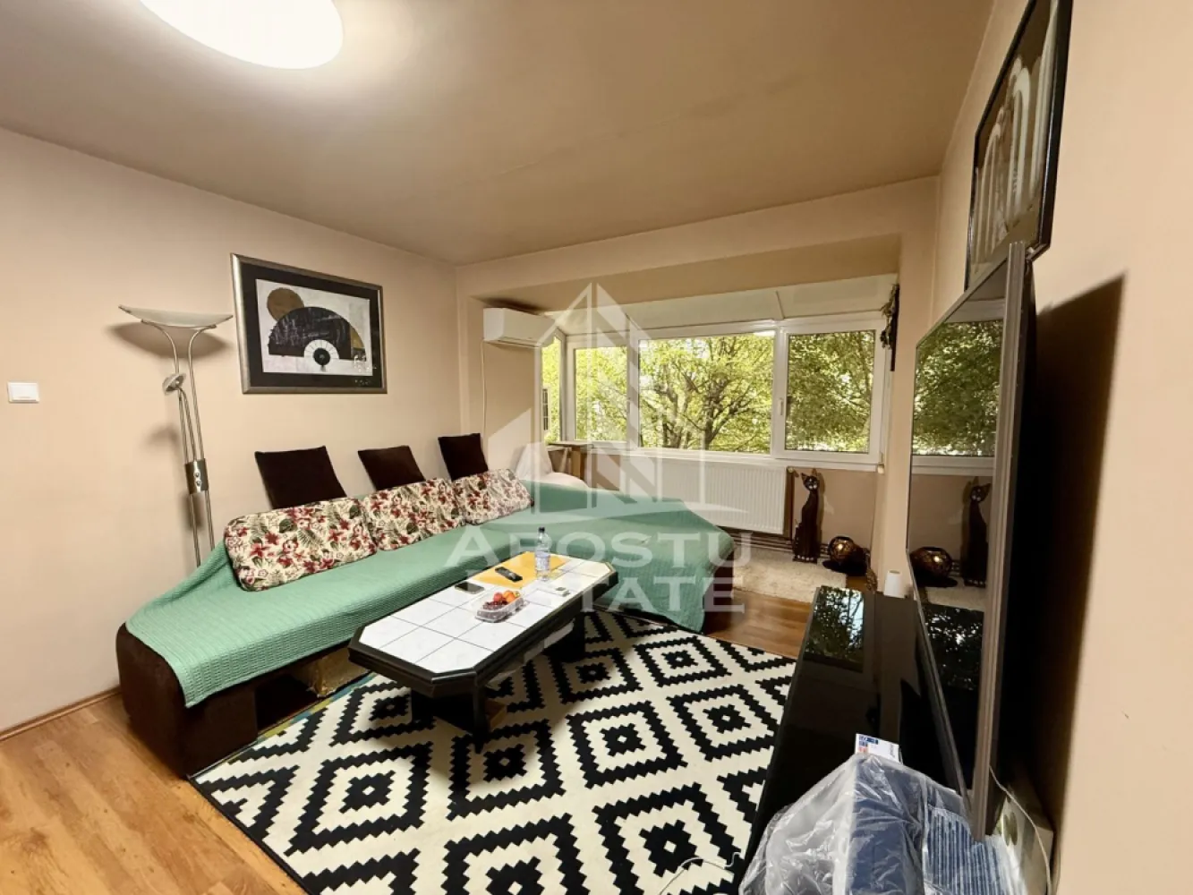 Apartament 2 camere de vanzare, zona Tipografilor, Timisoara - Agentia imobiliara APOSTU ESTATE va propune spre vanzare un apartament cu 2 camere, semidecomandat, etaj 4/4, situat in zona Tipografilor/Take Ionescu din Timisoara, judetul Timis.
Blocul detine acoperis cu tigla si pe etaj avem 4 apartamente.
Apartamentul este amplasat la etajul 4 al unui imobil construit in 1970 si are o suprafata utila de aproximativ 52mp plus logie.
Confortul termic se realizeaza prin intermediul centralei proprii pe gaz cu sistem de incalzire prin calorifere.
Apartamentul este compartimentat astfel:
-hol de acces
-bucatarie inchisa
-baie cu cada si geam de aerisire
-living cu logie
-hol de trecere
-dormitor
Proprietatea se vinde cum se vede in poze si este o varianta ideala pentru familii, cuplu sau investitie deoarece se regaseste aproape de punctele de interes ale orasului.
Vecinatati: Scoala generala nr.16 la 6 min de mers pe jos , mijloace de transport in comun,magazine,banci,farmacii la 4 min de mers pe jos, Iulius Mall la 5 min cu masina, Piata Unirii la 7 min cu masina, Facultatea de Medicina la 14 min de mers pe jos,Isho la 10 min de mers pe jos.
Agentia imobiliara Apostu Estate va ofera consultanta bancara gratuita prin intermediul colaboratorilor nostri pentru alegerea celui mai potrivit tip de credit, astfel incat tu sa devi noul proprietar al acestui apartament.

Va asteptam cu drag la o vizionare!

Id Intern:CP3215962