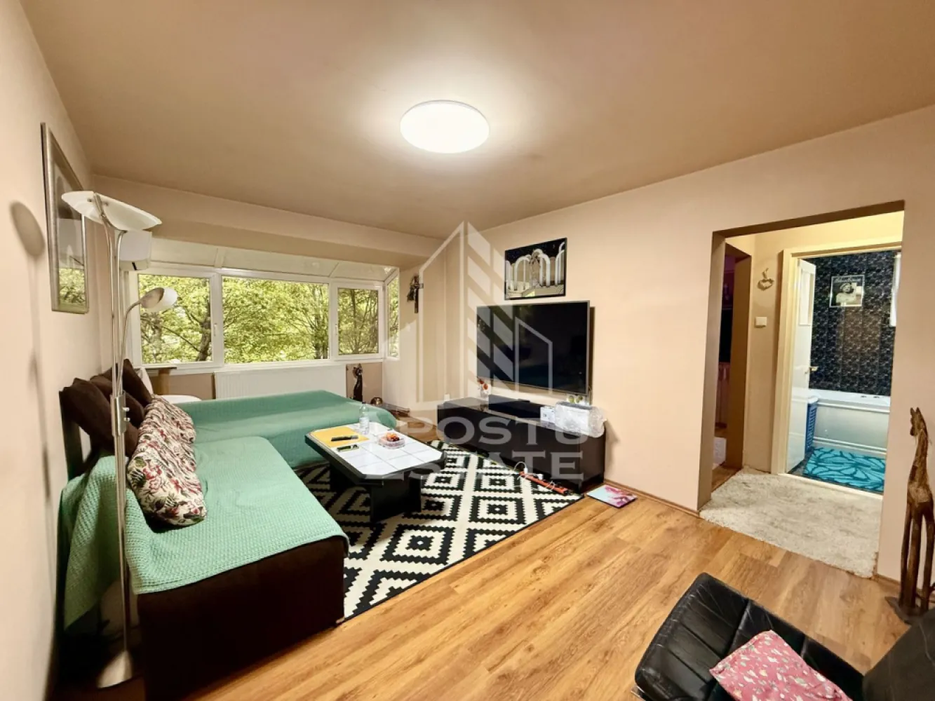 Apartament 2 camere de vanzare, zona Tipografilor, Timisoara - Agentia imobiliara APOSTU ESTATE va propune spre vanzare un apartament cu 2 camere, semidecomandat, etaj 4/4, situat in zona Tipografilor/Take Ionescu din Timisoara, judetul Timis.
Blocul detine acoperis cu tigla si pe etaj avem 4 apartamente.
Apartamentul este amplasat la etajul 4 al unui imobil construit in 1970 si are o suprafata utila de aproximativ 52mp plus logie.
Confortul termic se realizeaza prin intermediul centralei proprii pe gaz cu sistem de incalzire prin calorifere.
Apartamentul este compartimentat astfel:
-hol de acces
-bucatarie inchisa
-baie cu cada si geam de aerisire
-living cu logie
-hol de trecere
-dormitor
Proprietatea se vinde cum se vede in poze si este o varianta ideala pentru familii, cuplu sau investitie deoarece se regaseste aproape de punctele de interes ale orasului.
Vecinatati: Scoala generala nr.16 la 6 min de mers pe jos , mijloace de transport in comun,magazine,banci,farmacii la 4 min de mers pe jos, Iulius Mall la 5 min cu masina, Piata Unirii la 7 min cu masina, Facultatea de Medicina la 14 min de mers pe jos,Isho la 10 min de mers pe jos.
Agentia imobiliara Apostu Estate va ofera consultanta bancara gratuita prin intermediul colaboratorilor nostri pentru alegerea celui mai potrivit tip de credit, astfel incat tu sa devi noul proprietar al acestui apartament.

Va asteptam cu drag la o vizionare!

Id Intern:CP3215962