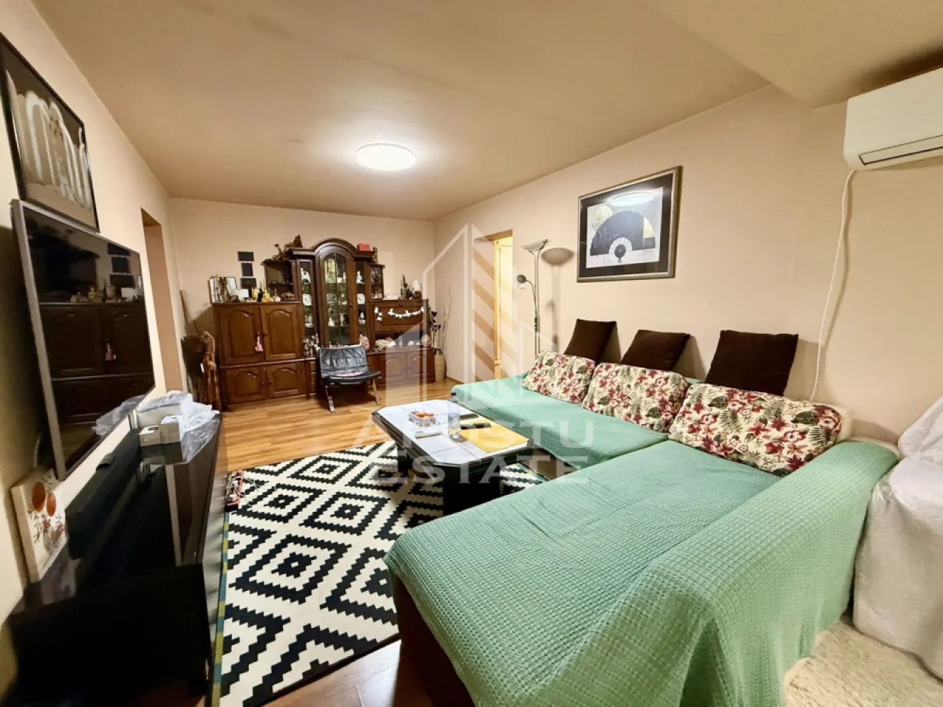 Apartament 2 camere de vanzare, zona Tipografilor, Timisoara - Agentia imobiliara APOSTU ESTATE va propune spre vanzare un apartament cu 2 camere, semidecomandat, etaj 4/4, situat in zona Tipografilor/Take Ionescu din Timisoara, judetul Timis.
Blocul detine acoperis cu tigla si pe etaj avem 4 apartamente.
Apartamentul este amplasat la etajul 4 al unui imobil construit in 1970 si are o suprafata utila de aproximativ 52mp plus logie.
Confortul termic se realizeaza prin intermediul centralei proprii pe gaz cu sistem de incalzire prin calorifere.
Apartamentul este compartimentat astfel:
-hol de acces
-bucatarie inchisa
-baie cu cada si geam de aerisire
-living cu logie
-hol de trecere
-dormitor
Proprietatea se vinde cum se vede in poze si este o varianta ideala pentru familii, cuplu sau investitie deoarece se regaseste aproape de punctele de interes ale orasului.
Vecinatati: Scoala generala nr.16 la 6 min de mers pe jos , mijloace de transport in comun,magazine,banci,farmacii la 4 min de mers pe jos, Iulius Mall la 5 min cu masina, Piata Unirii la 7 min cu masina, Facultatea de Medicina la 14 min de mers pe jos,Isho la 10 min de mers pe jos.
Agentia imobiliara Apostu Estate va ofera consultanta bancara gratuita prin intermediul colaboratorilor nostri pentru alegerea celui mai potrivit tip de credit, astfel incat tu sa devi noul proprietar al acestui apartament.

Va asteptam cu drag la o vizionare!

Id Intern:CP3215962