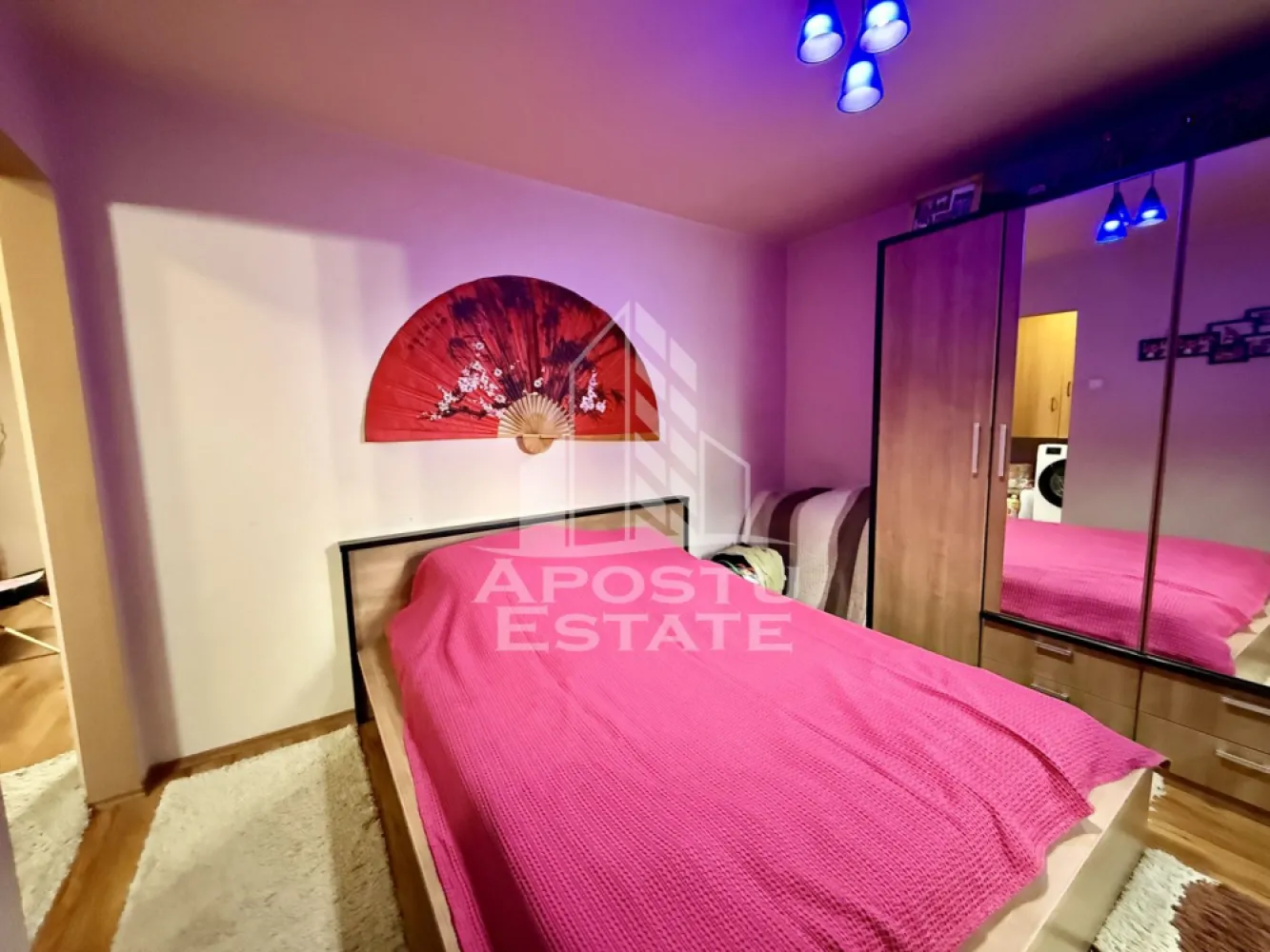 Apartament 2 camere de vanzare, zona Tipografilor, Timisoara - Agentia imobiliara APOSTU ESTATE va propune spre vanzare un apartament cu 2 camere, semidecomandat, etaj 4/4, situat in zona Tipografilor/Take Ionescu din Timisoara, judetul Timis.
Blocul detine acoperis cu tigla si pe etaj avem 4 apartamente.
Apartamentul este amplasat la etajul 4 al unui imobil construit in 1970 si are o suprafata utila de aproximativ 52mp plus logie.
Confortul termic se realizeaza prin intermediul centralei proprii pe gaz cu sistem de incalzire prin calorifere.
Apartamentul este compartimentat astfel:
-hol de acces
-bucatarie inchisa
-baie cu cada si geam de aerisire
-living cu logie
-hol de trecere
-dormitor
Proprietatea se vinde cum se vede in poze si este o varianta ideala pentru familii, cuplu sau investitie deoarece se regaseste aproape de punctele de interes ale orasului.
Vecinatati: Scoala generala nr.16 la 6 min de mers pe jos , mijloace de transport in comun,magazine,banci,farmacii la 4 min de mers pe jos, Iulius Mall la 5 min cu masina, Piata Unirii la 7 min cu masina, Facultatea de Medicina la 14 min de mers pe jos,Isho la 10 min de mers pe jos.
Agentia imobiliara Apostu Estate va ofera consultanta bancara gratuita prin intermediul colaboratorilor nostri pentru alegerea celui mai potrivit tip de credit, astfel incat tu sa devi noul proprietar al acestui apartament.

Va asteptam cu drag la o vizionare!

Id Intern:CP3215962