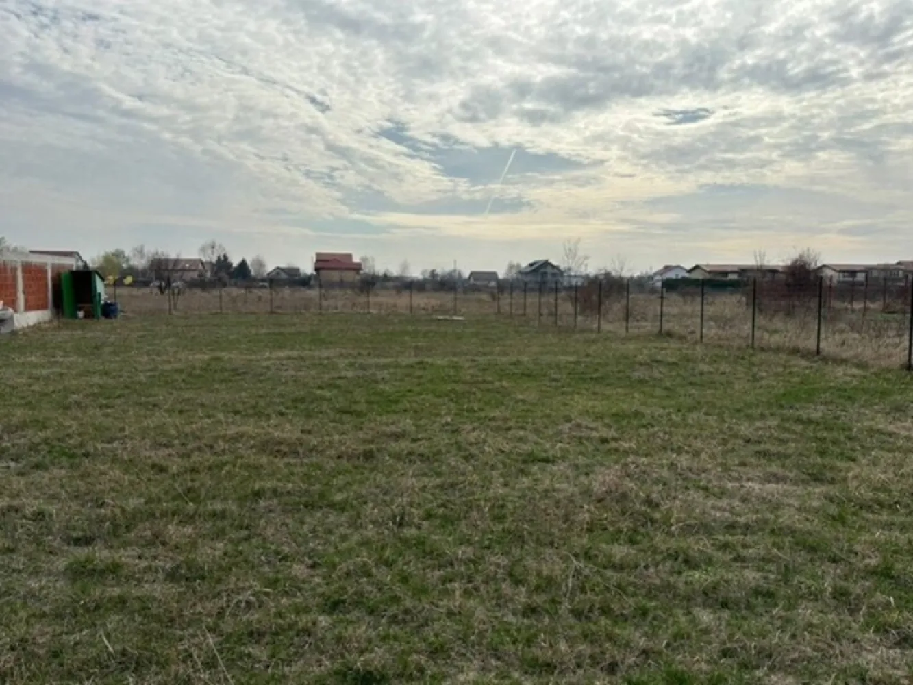 10.000 Domnești parcelat. - Se oferă spre vânzare teren în suprafață totală de 10.000 mp, situat în Domnești, Ilfov, pe Strada Ghiocelului, într-o zonă în plină dezvoltare, aproape de București.Terenul este parcelat în loturi de aproximativ 520 mp, însă se vinde integral, fiind ideal pentru investiție sau dezvoltare rezidențială (cartier de case).Detalii teren:• Suprafață totală: 10.000 mp• Parcelare existentă: loturi de aproximativ 520 mp• Preț: 38 € / mp• Preț total: 380.000 €• Locație: Strada Ghiocelului, Domnești, IlfovAvantaj zonă:În zonă sunt planificate proiecte importante de infrastructură, inclusiv un drum radial care va lega Bucureștiul de Domnești și Autostrada A0, ceea ce va îmbunătăți accesul către oraș și va crește valoarea zonei în viitor.Terenul este potrivit pentru dezvoltatori sau investiție pe termen lung.Pentru mai multe informații sau vizionare, vă rog să mă contactați telefonic.