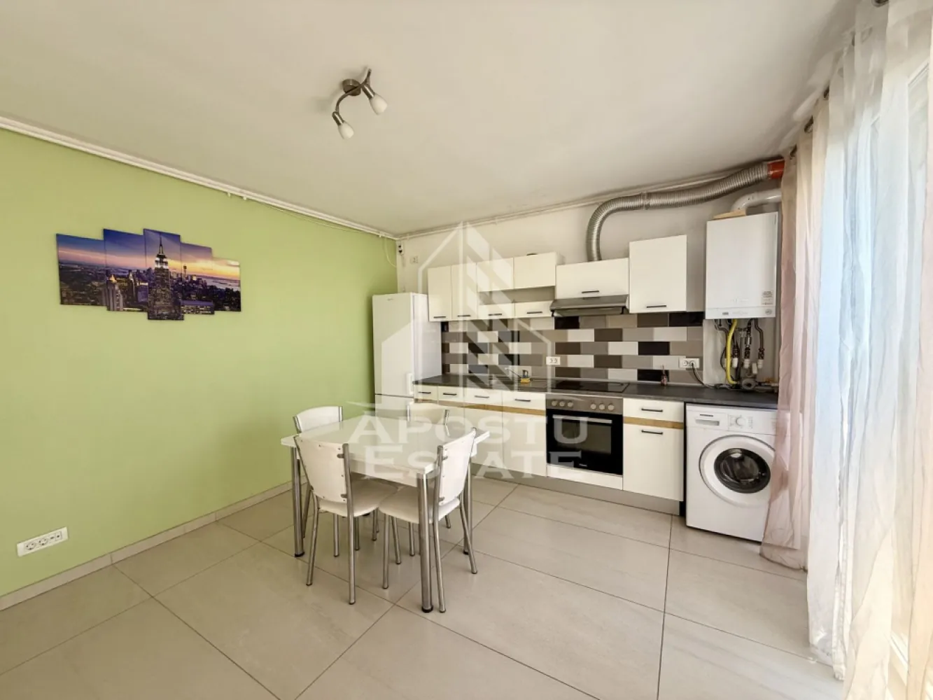 Apartament 2 camere de vanzare, zona Buziasului, Timisoara - Apostu Estate va ofera spre vanzare un apartament cu 2 camere in bloc nou, complet mobilat si utilat, situat la etajul 3/3 in zona Buziasului/ Ciarda Rosie, Timisoara, judetul Timis.

Statie a mijloacelor de transport in comun la doat cateva minute distanta. Scoala Gimnaziala nr. 20 la aproximativ 1.5 km distanta,

Continental, sens AEM (unde regasim numeroarse spatii comerciale) si Zone Cafe 2 Calea Urseni, la aproximativ 2 km.

Hornbach Timisoara Calea Buziasului - Mosnita Noua, la doar cateva minute de mes pe jos.

Apartamentul dispune de 51,9 mpu plus terasa de 4,6mpu, un loc de parcare inclus in pret.
Confortul termic se realizeaza prin intermediul centralei proprii, incalzire prin pardosea si a unui aparat de aer conditionat.

Compartimentare: decomandat, hol de acces, living cu bucatarie open-space si iesire spre terasa, dormitor, baie cu cada.
Agentia imobiliara Apostu Estate va ofera consultanta bancara gratuita prin intermediul colaboratorilor nostri pentru alegerea celui mai potrivit tip de credit, astfel incat tu sa devi noul proprietar al acestui apartament.

Va asteptam cu drag la o vizionare!
Id Intern: CP3131262