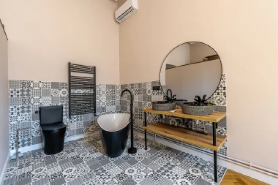 Apartament ULTRACENTRAL cu 3 camere, la cheie, renovat recent