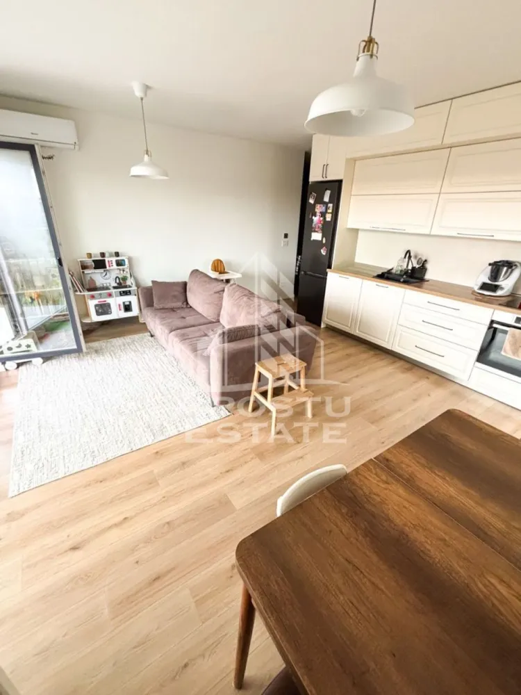 Apartament cu 3 camere,finisat modern, Bloc nou, Lipovei,Timisoara - Agenţia imobiliara Apostu Estate va propune spre vânzare un apartament nou cu 2 camere ,situat în zona Torontalului ,în complexul X-City Tower,una dintre cele mai căutate zone din Timisoara . Ideal atât pentru locuinţa proprie , cat si 
pentru investiție 
Imobilul este amplasat la etajul 3 din 3 , cu lift , și o suprafață utilă de 65 mp și un balcon mare de 8 mp .

Acoperiș de tip terasă cu hidroizolație din membrana , testat cu succes prin inundare ( garanție 100% împotriva infiltrațiilor) 

Compartimentare :
-Bucătărie mobilată cu electrocasnice de lux 
-Living mobilat open space cu bucătăria și ieșire pe balcon 
-Dormitor matrimonial mobilat 
-Dormitor secundar mobilat 
-Debara 
-Baie cu cada
-Balcon 

Apartamentul se vinde complet mobilat , conform pozelor
Confortul termic este asigurat printr-un sistem de ultimă generație: încălzire și răcire in pardoseala, deservite de pompa de căldură 

Beneficii suplimentare :
- Compartimentare funcțională și modernă 
- Aer condiționat , mașină de spălat vase 
- Zona excelenta pentru locuit sau investiţie
-Investiție sigură ,cumpărătorul are asigurată o chirie de 700 euro / lunară timp de 1 an de zile 

Boxă amenajată - 6.000 euro 
Loc de parcare subteran cu cf individual și priză legată la panoul din apartament- 15.000 euro 

Vecinătăţi :
-Auchan 
-Iulius Mall
-Scoli 
-Facultatea de medicină veterinară 
-Mijloace de transport in comun

Pentru mai multe detalii si programarea unei vizionari , va stam cu drag la dispoziţie .

Agenţia imobiliara Apostu Estate vă oferă consultanta bancara gratuita prin intermediul colaboratorilor noştri pentru alegerea celui mai potrivit tip de credit , astfel încât tu să devii noul proprietar al acestui apartament
ID INTERN: CP3200238