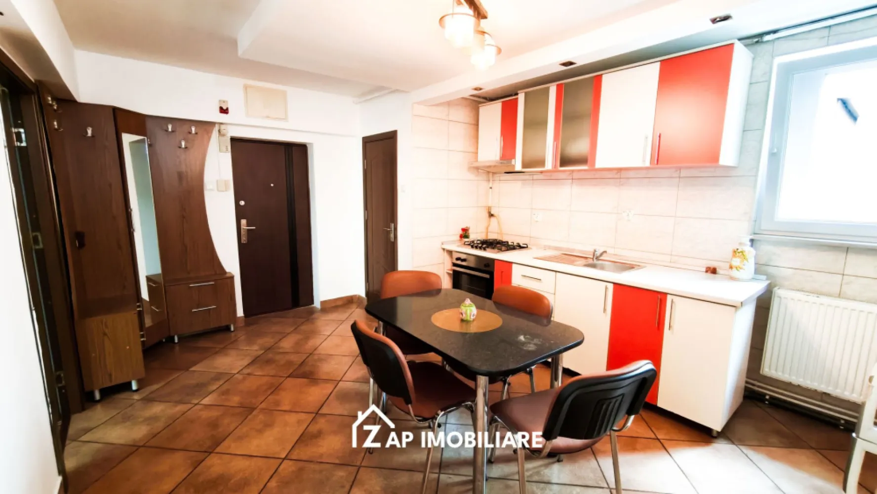 Tudor - Apartament 3 camere confort 1 - Str Moldovei - - Mentionati ID-ul proprietatii cand apelati: CP3197368
Contact ⓪⑦②⑥ ②②③ ⑧⑧⑥ Sebastian

Zap Imobiliare vă propune spre închiriere un apartament decomandat cu 3 camere, confort 1, situat în Târgu Mureș, în cartierul Tudor, pe strada Moldovei. Locuința este amplasată la etajul 3 dintr-un imobil cu 4 niveluri și oferă o suprafață utilă generoasă de 65 mp, fiind ideală pentru o familie sau persoane care își doresc un spațiu aerisit și excelent poziționat.

-- Suprafață utilă: 65 mp
-- Compartimentare: Decomandat – 1 living primitior, 2 dormitoare intime, 1 bucătărie, 1 baie, 1 hol și 1 balcon închis.
-- Dotări și utilități: Centrală termică proprie, calorifere, geamuri termopan, ușă metalică la intrare, mașină de spălat rufe, frigider, aragaz și sistem de alarmă pentru un plus de siguranță.

Locuința se închiriază complet mobilată și utilată, fiind pregătită pentru mutare imediată. Proprietatea se află într-o zonă cu un confort deosebit, în imediata apropiere a tuturor facilităților urbane: mijloace de transport în comun, magazine, unități de învățământ de toate gradele, piață, parc, bănci și farmacii.

Preț închiriere: 390 Euro / lună + garantie
Comisionul perceput este de 50% din valoarea primei chirii și se plătește o singură dată, în momentul semnării contractului de închiriere.

Acest anunț nu corespunde cerințelor tale? Sună la numărul afișat în anunț și unul dintre agenții noștri te va ajuta cu alte oferte personalizate în funcție de cerințele tale.

Contact ⓪⑦②⑥ ②②③ ⑧⑧⑥ Sebastian