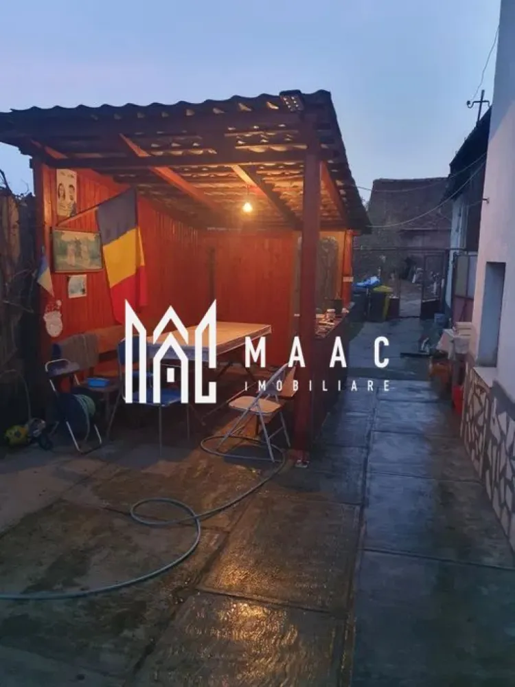 Casă spațioasă -190 mp | Sura Mare | Teren 885 mp - MAAC Imobiliare vă propune spre vânzare o casă solidă și bine întreținută, situată în Sura Mare, într-o zonă bună, liniștită și cu acces facil — strada este asfaltată și ușor accesibilă în orice sezon. Proprietatea oferă suprafețe generoase și un teren ideal pentru familie, agricultură sau activități gospodărești.

 Compartimentare: 
- Parter inalt:
3 camere mari, luminoase
Bucătărie spațioasă
Hol
Cămară
Baie cu cadă
Pod generos, cu multiple posibilități de amenajare (depozitare sau mansardare)
- Demisol:
Bucătărie suplimentară
Hol
- Pivniță mare, întinsă sub toată casa — excelentă pentru depozitare, vinotecă, conserve sau spațiu tehnic

 Dotări & utilități:
Încălzire centrală pe gaz
Calorifere în toate încăperile
Construcție solidă, ideală pentru familie sau investiție

 Teren și anexe — 885 mp:
Grădină mare, ideală pentru legume, pomi fructiferi sau zonă de relaxare
Șură
Anexe gospodărești
Filigorie perfectă pentru timp petrecut în aer liber
Curte betonată

Loc de parcare acoperit la intrarea în curte

 Locație: Sura Mare, jud. Sibiu — zonă sigură, cu vecini buni, acces rapid către Sibiu și facilități esențiale (școli, magazine, transport).
 Se accepta si schimb cu apartament situat la parter sau etaj 1 plus diferență 

📞Contactează-ne pentru mai multe detalii sau informații, specificați ca ați văzut anunțul cu ID: CP2816962!