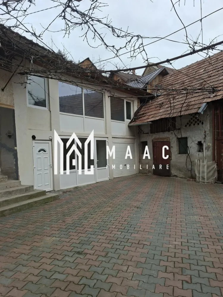 Casă 7 Camere | 400 MPU | Curte Amenajată | Tălmacel - MAAC Imobiliare vă propune spre vânzare o casă generoasă, complet mobilată și utilată, situată în centrul localității Tălmacel, la aproximativ 20 km de Sibiu, într-o zonă liniștită, cu multă lumină naturală.

Caracteristici principale
 • Suprafață utilă: aproximativ 400 mp
 • 7 camere spațioase
 • 2 băi
 • bucătărie + spații auxiliare

Compartimentare și anexe
 • 2 pivnițe
 • 2 cămări
 • șură mare
 • garaj auto

Dotări și utilități
 • centrală pe lemne + centrală pe gaz
 • canalizare și instalații recent realizate
 • curte pavată și amenajat

Avantaje
 • se vinde complet mobilată și utilată
 • suprafață generoasă, ideală pentru familie mare sau investiție
 • poziționare centrală în sat
 • zonă liniștită, cu aer curat și peisaj natural

Această proprietate este ideală pentru cei care își doresc spațiu, confort și liniște, departe de agitația orașului, dar cu acces facil către Sibiu.

📞 Pentru mai multe detalii sau pentru programarea unei vizionări, vă rugăm să ne contactați și să menționați ID-ul proprietății: CP2996310.