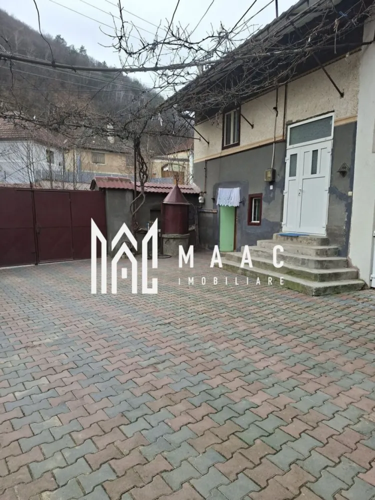 Casă 7 Camere | 400 MPU | Curte Amenajată | Tălmacel - MAAC Imobiliare vă propune spre vânzare o casă generoasă, complet mobilată și utilată, situată în centrul localității Tălmacel, la aproximativ 20 km de Sibiu, într-o zonă liniștită, cu multă lumină naturală.

Caracteristici principale
 • Suprafață utilă: aproximativ 400 mp
 • 7 camere spațioase
 • 2 băi
 • bucătărie + spații auxiliare

Compartimentare și anexe
 • 2 pivnițe
 • 2 cămări
 • șură mare
 • garaj auto

Dotări și utilități
 • centrală pe lemne + centrală pe gaz
 • canalizare și instalații recent realizate
 • curte pavată și amenajat

Avantaje
 • se vinde complet mobilată și utilată
 • suprafață generoasă, ideală pentru familie mare sau investiție
 • poziționare centrală în sat
 • zonă liniștită, cu aer curat și peisaj natural

Această proprietate este ideală pentru cei care își doresc spațiu, confort și liniște, departe de agitația orașului, dar cu acces facil către Sibiu.

📞 Pentru mai multe detalii sau pentru programarea unei vizionări, vă rugăm să ne contactați și să menționați ID-ul proprietății: CP2996310.