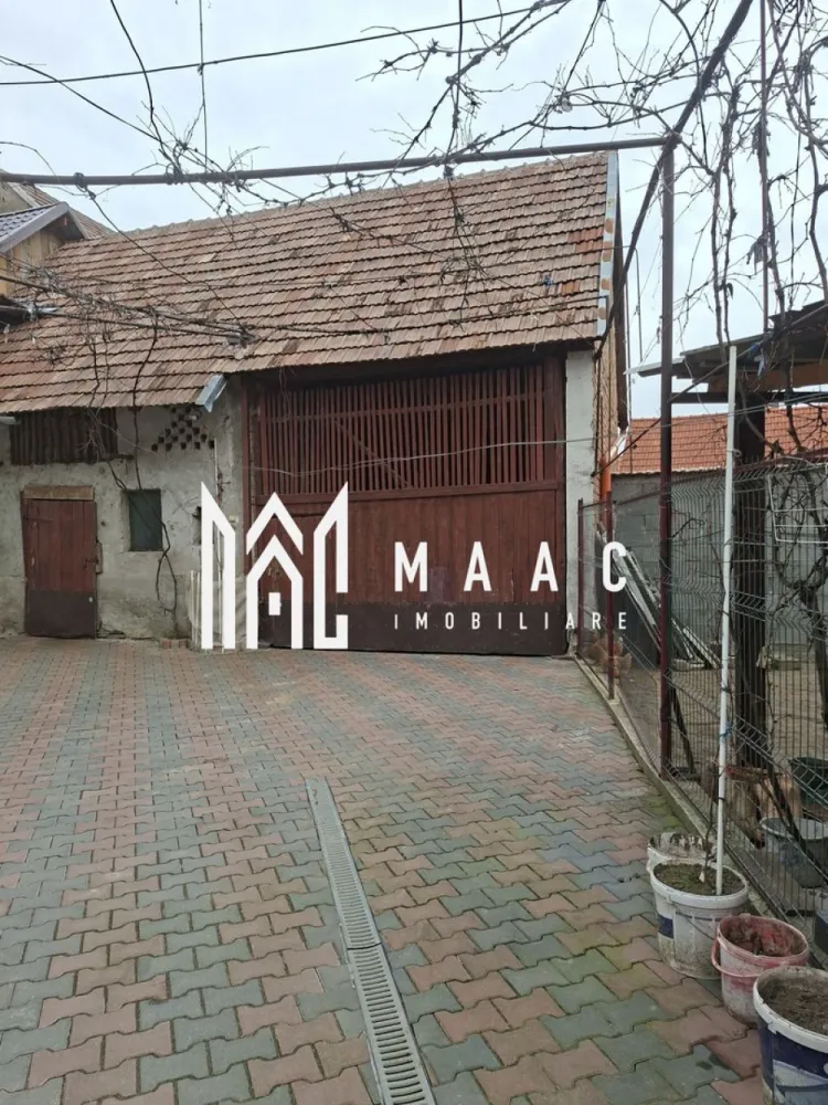 Casă 7 Camere | 400 MPU | Curte Amenajată | Tălmacel - MAAC Imobiliare vă propune spre vânzare o casă generoasă, complet mobilată și utilată, situată în centrul localității Tălmacel, la aproximativ 20 km de Sibiu, într-o zonă liniștită, cu multă lumină naturală.

Caracteristici principale
 • Suprafață utilă: aproximativ 400 mp
 • 7 camere spațioase
 • 2 băi
 • bucătărie + spații auxiliare

Compartimentare și anexe
 • 2 pivnițe
 • 2 cămări
 • șură mare
 • garaj auto

Dotări și utilități
 • centrală pe lemne + centrală pe gaz
 • canalizare și instalații recent realizate
 • curte pavată și amenajat

Avantaje
 • se vinde complet mobilată și utilată
 • suprafață generoasă, ideală pentru familie mare sau investiție
 • poziționare centrală în sat
 • zonă liniștită, cu aer curat și peisaj natural

Această proprietate este ideală pentru cei care își doresc spațiu, confort și liniște, departe de agitația orașului, dar cu acces facil către Sibiu.

📞 Pentru mai multe detalii sau pentru programarea unei vizionări, vă rugăm să ne contactați și să menționați ID-ul proprietății: CP2996310.