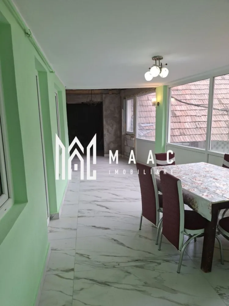 Casă 7 Camere | 400 MPU | Curte Amenajată | Tălmacel - MAAC Imobiliare vă propune spre vânzare o casă generoasă, complet mobilată și utilată, situată în centrul localității Tălmacel, la aproximativ 20 km de Sibiu, într-o zonă liniștită, cu multă lumină naturală.

Caracteristici principale
 • Suprafață utilă: aproximativ 400 mp
 • 7 camere spațioase
 • 2 băi
 • bucătărie + spații auxiliare

Compartimentare și anexe
 • 2 pivnițe
 • 2 cămări
 • șură mare
 • garaj auto

Dotări și utilități
 • centrală pe lemne + centrală pe gaz
 • canalizare și instalații recent realizate
 • curte pavată și amenajat

Avantaje
 • se vinde complet mobilată și utilată
 • suprafață generoasă, ideală pentru familie mare sau investiție
 • poziționare centrală în sat
 • zonă liniștită, cu aer curat și peisaj natural

Această proprietate este ideală pentru cei care își doresc spațiu, confort și liniște, departe de agitația orașului, dar cu acces facil către Sibiu.

📞 Pentru mai multe detalii sau pentru programarea unei vizionări, vă rugăm să ne contactați și să menționați ID-ul proprietății: CP2996310.