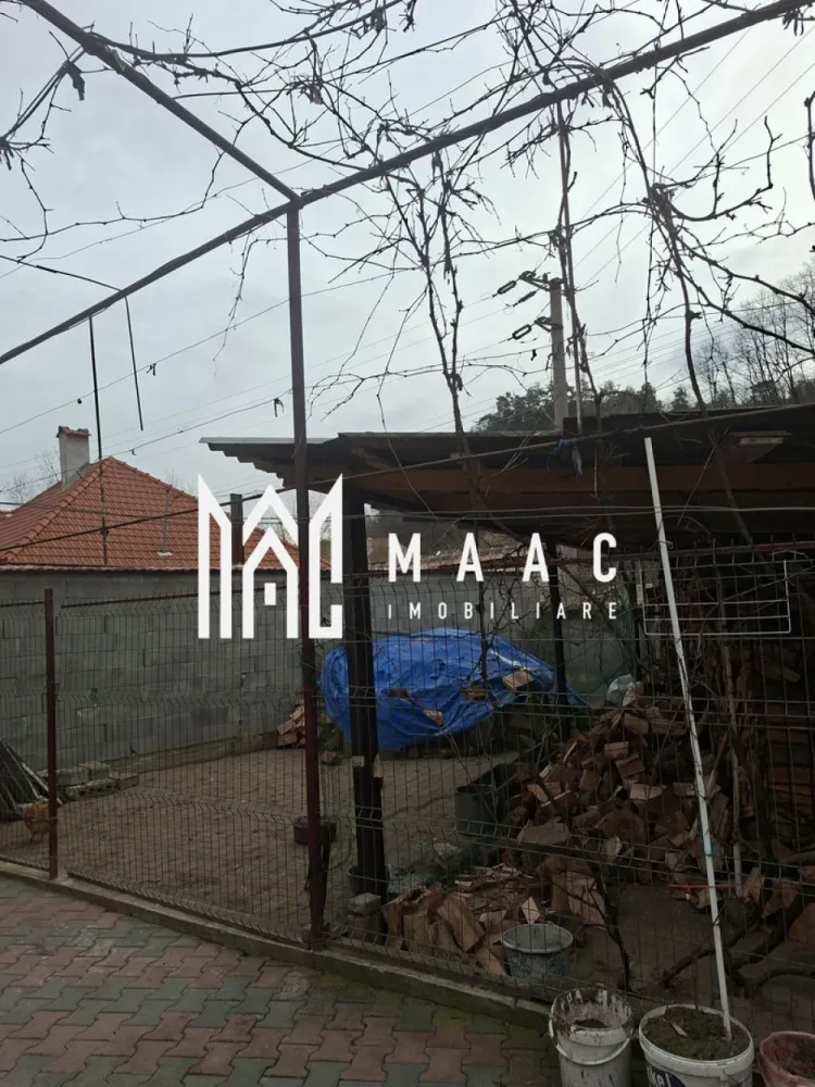 Casă 7 Camere | 400 MPU | Curte Amenajată | Tălmacel - MAAC Imobiliare vă propune spre vânzare o casă generoasă, complet mobilată și utilată, situată în centrul localității Tălmacel, la aproximativ 20 km de Sibiu, într-o zonă liniștită, cu multă lumină naturală.

Caracteristici principale
 • Suprafață utilă: aproximativ 400 mp
 • 7 camere spațioase
 • 2 băi
 • bucătărie + spații auxiliare

Compartimentare și anexe
 • 2 pivnițe
 • 2 cămări
 • șură mare
 • garaj auto

Dotări și utilități
 • centrală pe lemne + centrală pe gaz
 • canalizare și instalații recent realizate
 • curte pavată și amenajat

Avantaje
 • se vinde complet mobilată și utilată
 • suprafață generoasă, ideală pentru familie mare sau investiție
 • poziționare centrală în sat
 • zonă liniștită, cu aer curat și peisaj natural

Această proprietate este ideală pentru cei care își doresc spațiu, confort și liniște, departe de agitația orașului, dar cu acces facil către Sibiu.

📞 Pentru mai multe detalii sau pentru programarea unei vizionări, vă rugăm să ne contactați și să menționați ID-ul proprietății: CP2996310.
