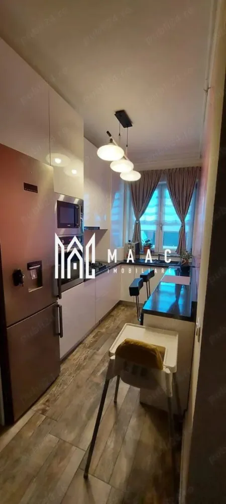 Apartament 3 camere | 54 MP | Grădină 35 mp | Cartier Kastani - MAAC Imobiliare vă propune spre vânzare un apartament modern cu 3 camere, situat la parter.

Imobilul este construit în anul 2018 și beneficiază de o compartimentare eficientă, cu doar doi pereți exteriori, ceea ce contribuie la un confort termic ridicat.

Caracteristici principale
 • Suprafață utilă: 54 mp
 • Grădină privată: aproximativ 35 mp
 • Parter
 • Loc de parcare inclus (în fața apartamentului)

Compartimentare
 • living cu bucătărie open-space
 • 2 dormitoare
 • baie
 • hol de acces

Accesul în grădină se face direct din dormitorul matrimonial, oferind un spațiu ideal pentru relaxare, zonă verde sau barbeque.

Dotări și finisaje
 • încălzire în pardoseală (centrală nouă – ianuarie 2026)
 • tâmplărie PVC cu izolație termică și fonică
 • izolație exterioară cu polistiren de 10 cm și finisaj Caparol
 • finisaje interioare realizate cu produse Oskar și Caparol
 • mobilă realizată la comandă din MDF și PAL
 • uși interioare din lemn, realizate pe comandă
 • mochetă premium în dormitoare
 • gresie în living, bucătărie, baie și hol

Orientare
 • dormitoarele: est (răsărit)
 • livingul, bucătăria și baia: vest (apus)

Avantaj investițional

Apartamentul este închiriat în prezent, cu contract valabil până la 05.12.2026, către o familie stabilă de aproximativ 3 ani, oferind posibilitatea de preluare a chiriașilor și generare imediată de venit.

Alte avantaje
 • zonă liniștită, cartier nou
 • acces facil către punctele de interes din oraș
 • ideal atât pentru locuit, cât și pentru investiție

Pentru mai multe detalii sau pentru programarea unei vizionări, vă rugăm să ne contactați și să menționați ID-ul proprietății: CP2982586.