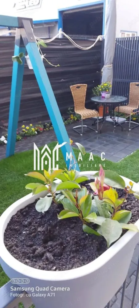 Apartament 3 camere | 54 MP | Grădină 35 mp | Cartier Kastani - MAAC Imobiliare vă propune spre vânzare un apartament modern cu 3 camere, situat la parter.

Imobilul este construit în anul 2018 și beneficiază de o compartimentare eficientă, cu doar doi pereți exteriori, ceea ce contribuie la un confort termic ridicat.

Caracteristici principale
 • Suprafață utilă: 54 mp
 • Grădină privată: aproximativ 35 mp
 • Parter
 • Loc de parcare inclus (în fața apartamentului)

Compartimentare
 • living cu bucătărie open-space
 • 2 dormitoare
 • baie
 • hol de acces

Accesul în grădină se face direct din dormitorul matrimonial, oferind un spațiu ideal pentru relaxare, zonă verde sau barbeque.

Dotări și finisaje
 • încălzire în pardoseală (centrală nouă – ianuarie 2026)
 • tâmplărie PVC cu izolație termică și fonică
 • izolație exterioară cu polistiren de 10 cm și finisaj Caparol
 • finisaje interioare realizate cu produse Oskar și Caparol
 • mobilă realizată la comandă din MDF și PAL
 • uși interioare din lemn, realizate pe comandă
 • mochetă premium în dormitoare
 • gresie în living, bucătărie, baie și hol

Orientare
 • dormitoarele: est (răsărit)
 • livingul, bucătăria și baia: vest (apus)

Avantaj investițional

Apartamentul este închiriat în prezent, cu contract valabil până la 05.12.2026, către o familie stabilă de aproximativ 3 ani, oferind posibilitatea de preluare a chiriașilor și generare imediată de venit.

Alte avantaje
 • zonă liniștită, cartier nou
 • acces facil către punctele de interes din oraș
 • ideal atât pentru locuit, cât și pentru investiție

Pentru mai multe detalii sau pentru programarea unei vizionări, vă rugăm să ne contactați și să menționați ID-ul proprietății: CP2982586.