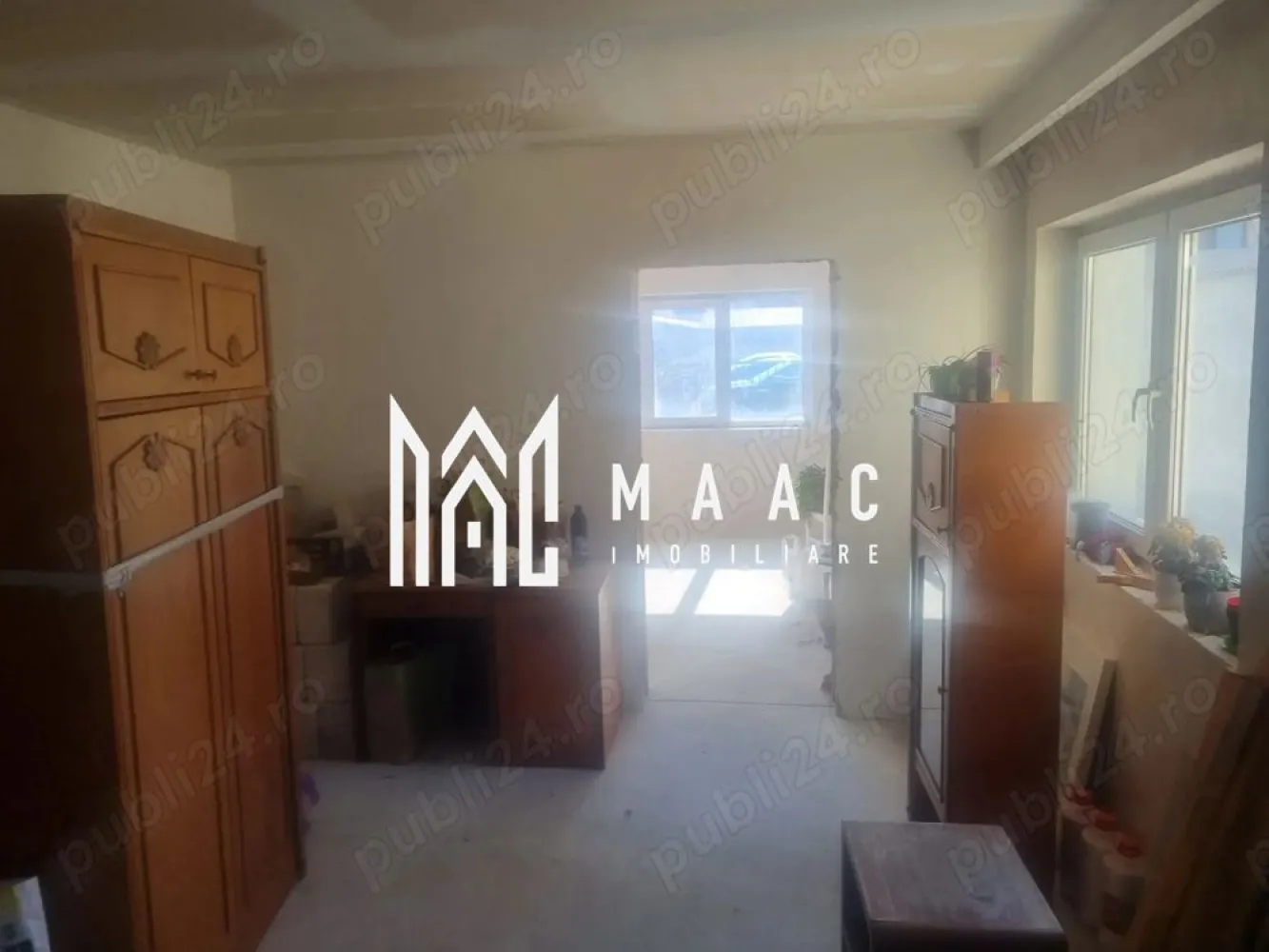 Casă Individuală | 240 mp construiți | Teren 500 MP - MAAC Imobiliare vă propune o proprietate versatilă și inteligent compartimentată, ideală atât pentru locuință, cât și pentru investiție, situată într-o zonă în dezvoltare din Sibiu.

Imobilul este format din două apartamente distincte, oferind flexibilitate maximă: locuire proprie + închiriere sau vânzare.

Structură proprietate

Apartament 1 – 82 mp (la stadiul de alb)
 • încălzire în pardoseală (parțial instalată)
 • posibilitate de personalizare completă (finisaje, materiale, design)
 • ideal pentru locuință personală, birou sau investiție

Apartament 2 – 158 mp (finalizat)
 • complet amenajat și gata de locuit
 • spațios și luminos
 • living cu zonă open-space și volum generos

Date generale
 • suprafață construită totală: 240 mp
 • teren: 500 mp
 • compartimentare totală: 9 camere, 3 băi
 • regim de înălțime: parter + etaj

Curte și exterior
 • teren generos de 500 mp, ideal pentru relaxare
 • spațiu pentru grădină, zonă de barbeque sau loc de joacă
 • perfect pentru familii cu copii sau animale de companie

Avantaje cheie
 • concept 2 în 1: locuiești într-un apartament și îl închiriezi sau vinzi pe celălalt
 • compartimentare aerisită și practică
 • zonă nouă, în dezvoltare, cu toate utilitățile
 • infrastructură recent modernizată
 • oportunitate de personalizare (în special pentru apartamentul de 82 mp)

Această proprietate este alegerea ideală pentru cei care caută flexibilitate, spațiu și potențial investițional, într-o zonă în plină dezvoltare.

📞 Pentru mai multe detalii sau pentru programarea unei vizionări, vă rugăm să ne contactați și să menționați ID-ul proprietății: CP2952974.