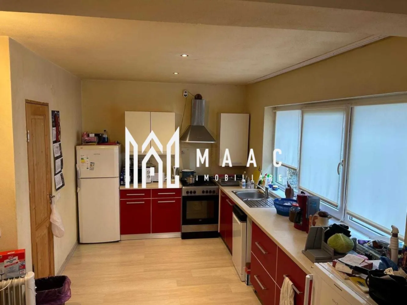 Casă modernă pe un singur nivel | 116 mp utili | Mansardabilă | Șura Mică - MAAC Imobiliare vă propune spre vânzare o casă modernă, situată într-un cartier nou, în plină dezvoltare din Șura Mică. Construită în 2017, locuința este luminoasă, bine compartimentată și ideală pentru familiile care caută confort și liniște.
Casa este construită pe un singur nivel, având posibilitatea de mansardare, oferind oportunitatea extinderii spațiului în viitor.
 Detalii proprietate
Suprafață utilă: 116 mp
Suprafață construită: 140 mp
Suprafață teren: 432 mp
Regim de înălțime: Parter (mansardabil)
 Compartimentare
3 dormitoare
Living + bucătărie open space (cca. 44 mp)
2 băi
Terasă cu orientare sud-vest
 Dotări
Se vinde parțial mobilată și utilată
Spații luminoase, cu compartimentare eficientă
 Locație & facilități
Școală, grădiniță
Sală de sport, teren de fotbal
Magazine și centre comerciale
Cartier liniștit, cu infrastructură modernă
 Avantaje
Zonă în dezvoltare
Posibilitate de extindere (mansardare)
Compartimentare ideală pentru familie
Curte generoasă
Locație liniștită și bine conectată
Acces facil către autostrada si zona industriala a Sibiului

📞 Contactează-ne pentru mai multe detalii sau pentru a programa o vizionare, menționează CP2816491
