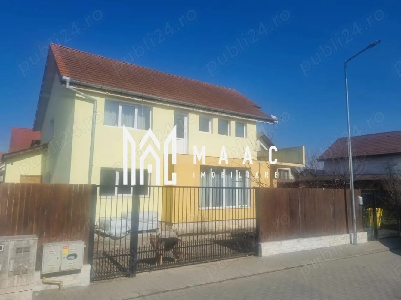 Casă Individuală | 240 mp construiți | Teren 500 MP - MAAC Imobiliare vă propune o proprietate versatilă și inteligent compartimentată, ideală atât pentru locuință, cât și pentru investiție, situată într-o zonă în dezvoltare din Sibiu.

Imobilul este format din două apartamente distincte, oferind flexibilitate maximă: locuire proprie + închiriere sau vânzare.

Structură proprietate

Apartament 1 – 82 mp (la stadiul de alb)
 • încălzire în pardoseală (parțial instalată)
 • posibilitate de personalizare completă (finisaje, materiale, design)
 • ideal pentru locuință personală, birou sau investiție

Apartament 2 – 158 mp (finalizat)
 • complet amenajat și gata de locuit
 • spațios și luminos
 • living cu zonă open-space și volum generos

Date generale
 • suprafață construită totală: 240 mp
 • teren: 500 mp
 • compartimentare totală: 9 camere, 3 băi
 • regim de înălțime: parter + etaj

Curte și exterior
 • teren generos de 500 mp, ideal pentru relaxare
 • spațiu pentru grădină, zonă de barbeque sau loc de joacă
 • perfect pentru familii cu copii sau animale de companie

Avantaje cheie
 • concept 2 în 1: locuiești într-un apartament și îl închiriezi sau vinzi pe celălalt
 • compartimentare aerisită și practică
 • zonă nouă, în dezvoltare, cu toate utilitățile
 • infrastructură recent modernizată
 • oportunitate de personalizare (în special pentru apartamentul de 82 mp)

Această proprietate este alegerea ideală pentru cei care caută flexibilitate, spațiu și potențial investițional, într-o zonă în plină dezvoltare.

📞 Pentru mai multe detalii sau pentru programarea unei vizionări, vă rugăm să ne contactați și să menționați ID-ul proprietății: CP2952974.