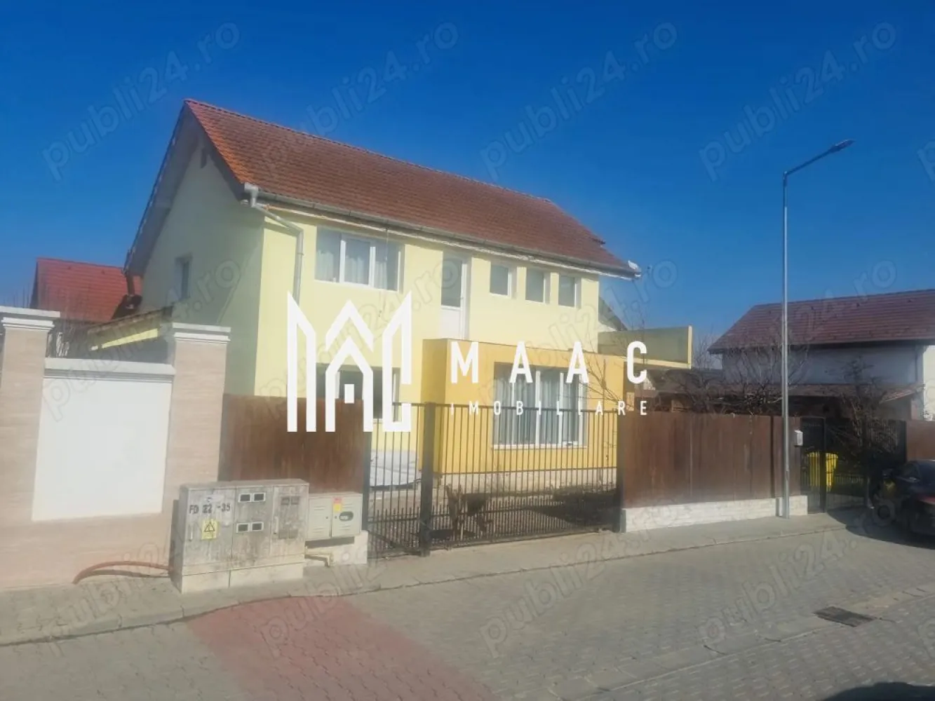 Casă Individuală | 240 mp construiți | Teren 500 MP - MAAC Imobiliare vă propune o proprietate versatilă și inteligent compartimentată, ideală atât pentru locuință, cât și pentru investiție, situată într-o zonă în dezvoltare din Sibiu.

Imobilul este format din două apartamente distincte, oferind flexibilitate maximă: locuire proprie + închiriere sau vânzare.

Structură proprietate

Apartament 1 – 82 mp (la stadiul de alb)
 • încălzire în pardoseală (parțial instalată)
 • posibilitate de personalizare completă (finisaje, materiale, design)
 • ideal pentru locuință personală, birou sau investiție

Apartament 2 – 158 mp (finalizat)
 • complet amenajat și gata de locuit
 • spațios și luminos
 • living cu zonă open-space și volum generos

Date generale
 • suprafață construită totală: 240 mp
 • teren: 500 mp
 • compartimentare totală: 9 camere, 3 băi
 • regim de înălțime: parter + etaj

Curte și exterior
 • teren generos de 500 mp, ideal pentru relaxare
 • spațiu pentru grădină, zonă de barbeque sau loc de joacă
 • perfect pentru familii cu copii sau animale de companie

Avantaje cheie
 • concept 2 în 1: locuiești într-un apartament și îl închiriezi sau vinzi pe celălalt
 • compartimentare aerisită și practică
 • zonă nouă, în dezvoltare, cu toate utilitățile
 • infrastructură recent modernizată
 • oportunitate de personalizare (în special pentru apartamentul de 82 mp)

Această proprietate este alegerea ideală pentru cei care caută flexibilitate, spațiu și potențial investițional, într-o zonă în plină dezvoltare.

📞 Pentru mai multe detalii sau pentru programarea unei vizionări, vă rugăm să ne contactați și să menționați ID-ul proprietății: CP2952974.
