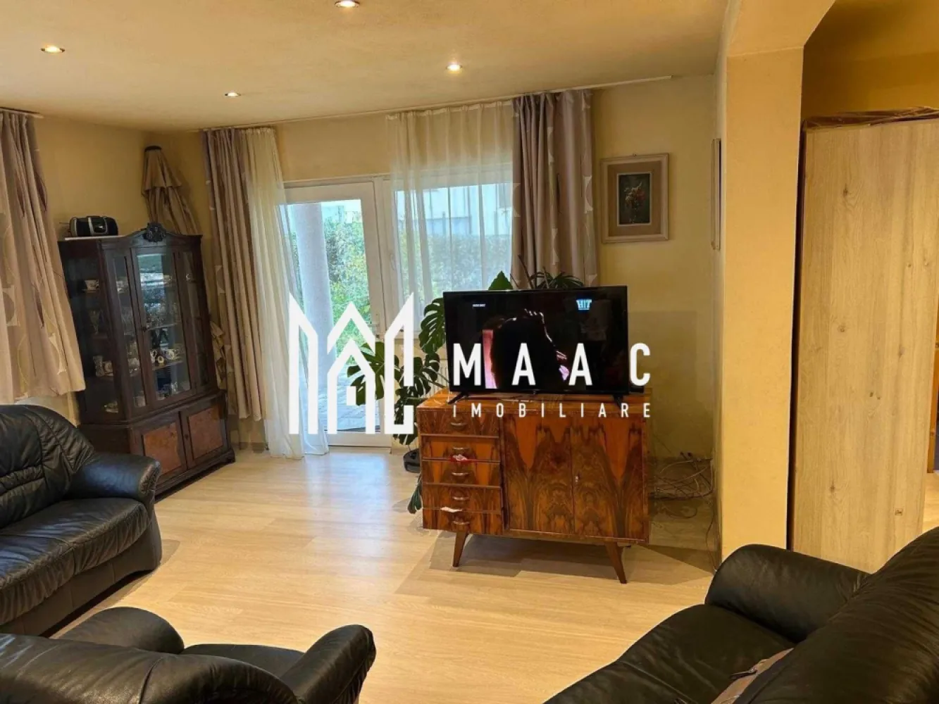 Casă modernă pe un singur nivel | 116 mp utili | Mansardabilă | Șura Mică - MAAC Imobiliare vă propune spre vânzare o casă modernă, situată într-un cartier nou, în plină dezvoltare din Șura Mică. Construită în 2017, locuința este luminoasă, bine compartimentată și ideală pentru familiile care caută confort și liniște.
Casa este construită pe un singur nivel, având posibilitatea de mansardare, oferind oportunitatea extinderii spațiului în viitor.
 Detalii proprietate
Suprafață utilă: 116 mp
Suprafață construită: 140 mp
Suprafață teren: 432 mp
Regim de înălțime: Parter (mansardabil)
 Compartimentare
3 dormitoare
Living + bucătărie open space (cca. 44 mp)
2 băi
Terasă cu orientare sud-vest
 Dotări
Se vinde parțial mobilată și utilată
Spații luminoase, cu compartimentare eficientă
 Locație & facilități
Școală, grădiniță
Sală de sport, teren de fotbal
Magazine și centre comerciale
Cartier liniștit, cu infrastructură modernă
 Avantaje
Zonă în dezvoltare
Posibilitate de extindere (mansardare)
Compartimentare ideală pentru familie
Curte generoasă
Locație liniștită și bine conectată
Acces facil către autostrada si zona industriala a Sibiului

📞 Contactează-ne pentru mai multe detalii sau pentru a programa o vizionare, menționează CP2816491