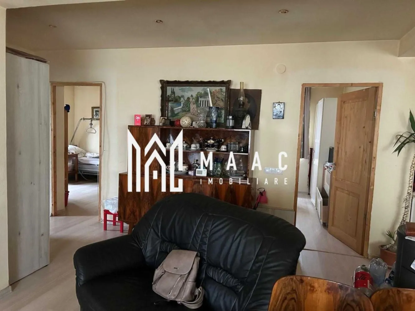 Casă modernă pe un singur nivel | 116 mp utili | Mansardabilă | Șura Mică - MAAC Imobiliare vă propune spre vânzare o casă modernă, situată într-un cartier nou, în plină dezvoltare din Șura Mică. Construită în 2017, locuința este luminoasă, bine compartimentată și ideală pentru familiile care caută confort și liniște.
Casa este construită pe un singur nivel, având posibilitatea de mansardare, oferind oportunitatea extinderii spațiului în viitor.
 Detalii proprietate
Suprafață utilă: 116 mp
Suprafață construită: 140 mp
Suprafață teren: 432 mp
Regim de înălțime: Parter (mansardabil)
 Compartimentare
3 dormitoare
Living + bucătărie open space (cca. 44 mp)
2 băi
Terasă cu orientare sud-vest
 Dotări
Se vinde parțial mobilată și utilată
Spații luminoase, cu compartimentare eficientă
 Locație & facilități
Școală, grădiniță
Sală de sport, teren de fotbal
Magazine și centre comerciale
Cartier liniștit, cu infrastructură modernă
 Avantaje
Zonă în dezvoltare
Posibilitate de extindere (mansardare)
Compartimentare ideală pentru familie
Curte generoasă
Locație liniștită și bine conectată
Acces facil către autostrada si zona industriala a Sibiului

📞 Contactează-ne pentru mai multe detalii sau pentru a programa o vizionare, menționează CP2816491