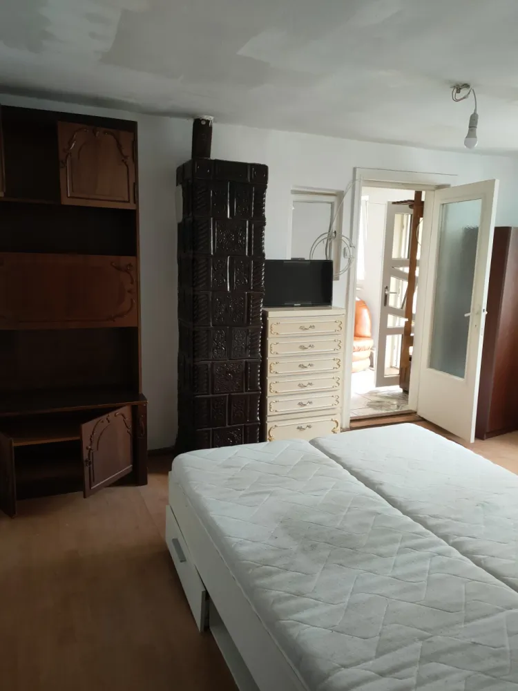 Apartament la casa de inchiriat - Apartamentul e situat la 2 minute (mers pe jos) de Biserica cu Luna, in Oradea.Este mobilat si utilat.Raspund doar la tel&nbsp;0751249975