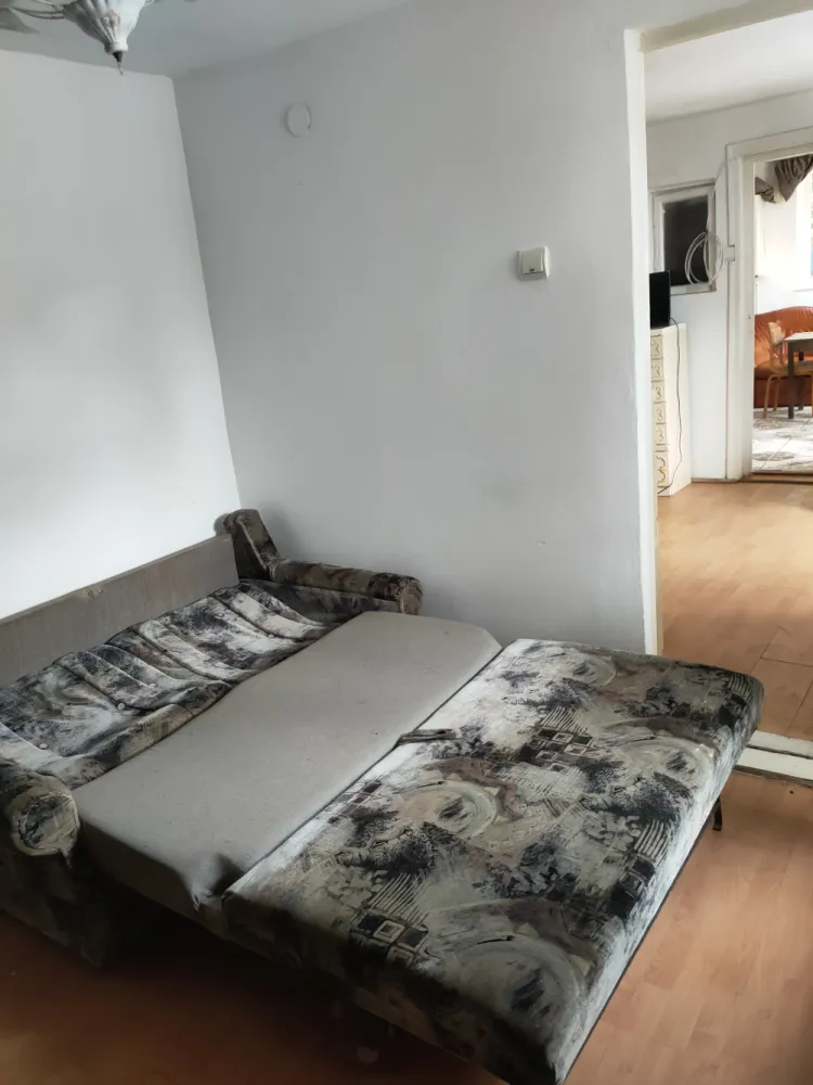 Apartament la casa de inchiriat - Apartamentul e situat la 2 minute (mers pe jos) de Biserica cu Luna, in Oradea.Este mobilat si utilat.Raspund doar la tel&nbsp;0751249975