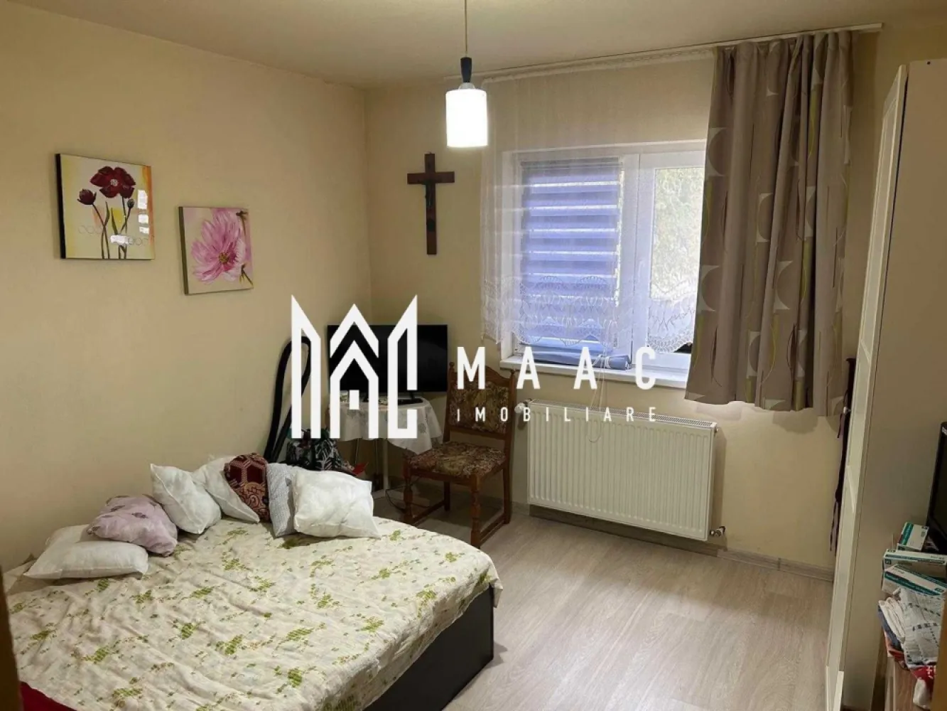 Casă modernă pe un singur nivel | 116 mp utili | Mansardabilă | Șura Mică - MAAC Imobiliare vă propune spre vânzare o casă modernă, situată într-un cartier nou, în plină dezvoltare din Șura Mică. Construită în 2017, locuința este luminoasă, bine compartimentată și ideală pentru familiile care caută confort și liniște.
Casa este construită pe un singur nivel, având posibilitatea de mansardare, oferind oportunitatea extinderii spațiului în viitor.
 Detalii proprietate
Suprafață utilă: 116 mp
Suprafață construită: 140 mp
Suprafață teren: 432 mp
Regim de înălțime: Parter (mansardabil)
 Compartimentare
3 dormitoare
Living + bucătărie open space (cca. 44 mp)
2 băi
Terasă cu orientare sud-vest
 Dotări
Se vinde parțial mobilată și utilată
Spații luminoase, cu compartimentare eficientă
 Locație & facilități
Școală, grădiniță
Sală de sport, teren de fotbal
Magazine și centre comerciale
Cartier liniștit, cu infrastructură modernă
 Avantaje
Zonă în dezvoltare
Posibilitate de extindere (mansardare)
Compartimentare ideală pentru familie
Curte generoasă
Locație liniștită și bine conectată
Acces facil către autostrada si zona industriala a Sibiului

📞 Contactează-ne pentru mai multe detalii sau pentru a programa o vizionare, menționează CP2816491