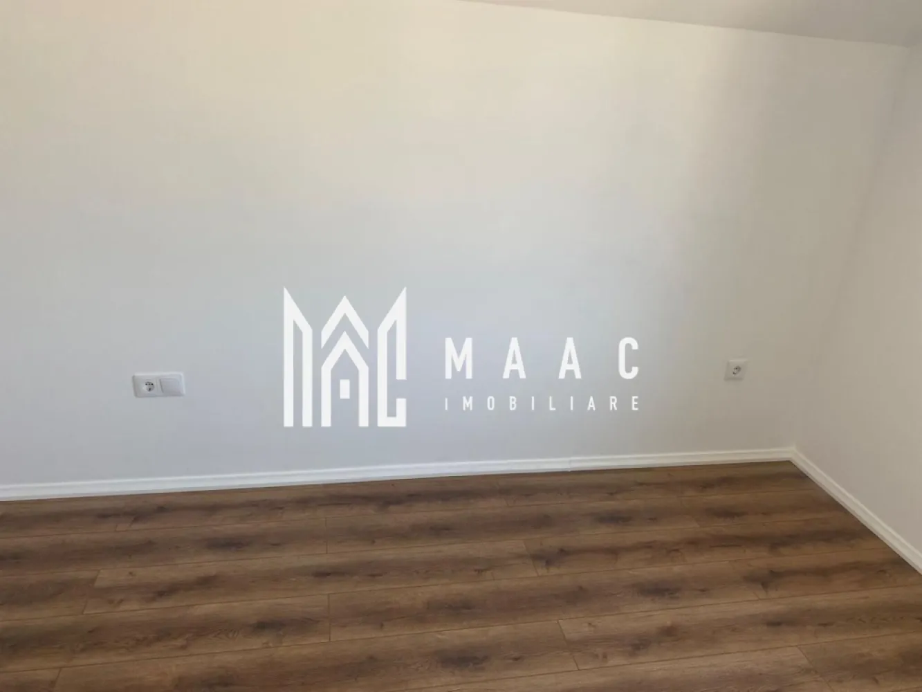 Casa Individuala | 120MPU | Cristian | Curte 420MPU - MAAC Imobiliare vă propune spre vânzare o casă individuală situată în localitatea Cristian, o proprietate modernă care se predă la stadiul „la cheie”, atât la interior, cât și la exterior, fiind pregătită pentru mutare imediată. În prezent, imobilul este complet finisat, cu băile amenajate, parchet montat și uși interioare instalate.

Imobilul este construit cu atenție la detalii și beneficiază de materiale de calitate, fiind izolat cu vată bazaltică de 10 cm și finisat la exterior cu vopsea decorativă albă. Tâmplăria este realizată din termopan Salamander cu 7 camere și geam tripan, asigurând un nivel ridicat de izolare termică și fonică.

Proprietatea este racordată la toate utilitățile necesare unei locuințe moderne:

apă
canalizare
gaze naturale
cablu TV
internet

Curtea este complet amenajată și împrejmuită cu gard din zidărie și elemente orizontale din aluminiu antracit, oferind intimitate și un aspect modern. Spațiul exterior este pavat cu dale de la ELIS, iar zona verde este amenajată cu gazon și sistem automat de irigare.

Caracteristicile imobilului sunt următoarele:

amprentă la sol: 72 mp
terasă: 22 mp
suprafață construită: 144 mp
suprafață utilă: 118 mp
suprafață teren: 420 mp

Această proprietate reprezintă o opțiune potrivită pentru cei care își doresc o casă nouă într-o zonă liniștită, aproape de Sibiu, cu spațiu exterior generos și dotări moderne.

Pentru mai multe detalii, vă rugăm să menționați telefonic că ați văzut anunțul cu CP1972296.
