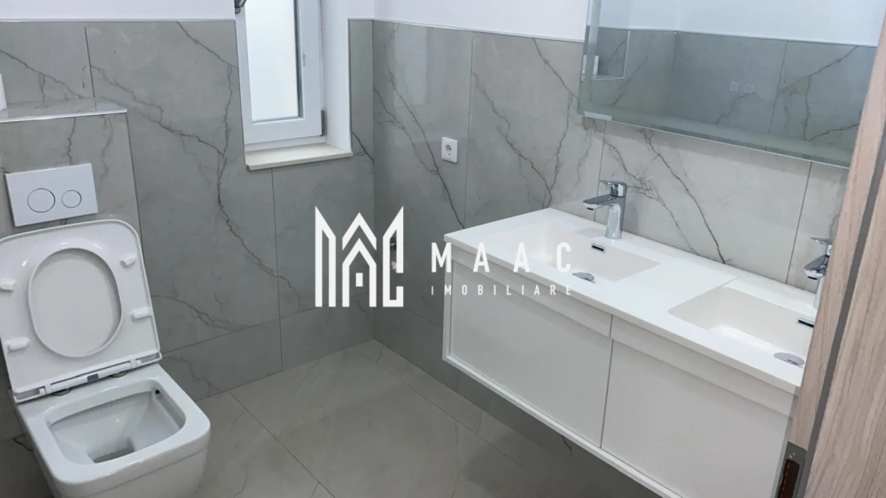 Casa Individuala | 120MPU | Cristian | Curte 420MPU - MAAC Imobiliare vă propune spre vânzare o casă individuală situată în localitatea Cristian, o proprietate modernă care se predă la stadiul „la cheie”, atât la interior, cât și la exterior, fiind pregătită pentru mutare imediată. În prezent, imobilul este complet finisat, cu băile amenajate, parchet montat și uși interioare instalate.

Imobilul este construit cu atenție la detalii și beneficiază de materiale de calitate, fiind izolat cu vată bazaltică de 10 cm și finisat la exterior cu vopsea decorativă albă. Tâmplăria este realizată din termopan Salamander cu 7 camere și geam tripan, asigurând un nivel ridicat de izolare termică și fonică.

Proprietatea este racordată la toate utilitățile necesare unei locuințe moderne:

apă
canalizare
gaze naturale
cablu TV
internet

Curtea este complet amenajată și împrejmuită cu gard din zidărie și elemente orizontale din aluminiu antracit, oferind intimitate și un aspect modern. Spațiul exterior este pavat cu dale de la ELIS, iar zona verde este amenajată cu gazon și sistem automat de irigare.

Caracteristicile imobilului sunt următoarele:

amprentă la sol: 72 mp
terasă: 22 mp
suprafață construită: 144 mp
suprafață utilă: 118 mp
suprafață teren: 420 mp

Această proprietate reprezintă o opțiune potrivită pentru cei care își doresc o casă nouă într-o zonă liniștită, aproape de Sibiu, cu spațiu exterior generos și dotări moderne.

Pentru mai multe detalii, vă rugăm să menționați telefonic că ați văzut anunțul cu CP1972296.