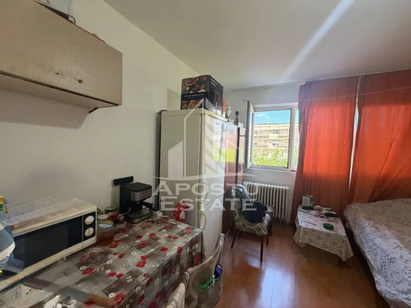 Garsonieră de vânzare , Zona UMT,Timișoara - Agentie imobiliara, Apostu Estate, va propune spre vanzare o garsoniera situata la etajul 3 al unui bloc format din 4 etaje cu hidroizolatie refacuta recent , aflat în zona UMT din Timisoara 
 
 Actualul proprietar a adus mici îmbunatatiri de a lungul timpului în garsoniera . 
 
 Garsoniera are o suprafata utilă de 18 mp ,compartimentata astfel : 
 - 1 camera 
 - 1 chicineta deschisă cu bucataria 
 - 1 încăpere separată unde se poate face baia 
 
 Confortul termic este realizat prin termoficarea orașului colterm .
 
 Garsoniera se preda complet mobilata si utilata , conform pozelor 
 
 Amplasarea imobilului oferă acces facil către punctele cu interes major din zona precum mijloacele de transport in comun , magazine sau unitati de învatamant .
 
 Oferim consultanta gratuita cu privire la obtinerea creditelor bancare pentru achizitii imobiliare . 
 
 Nu ezitati sa ne contactati pentru stabilirea unei vizionari sau alte detalii suplimentare .
 
 ID intern : CP3216016