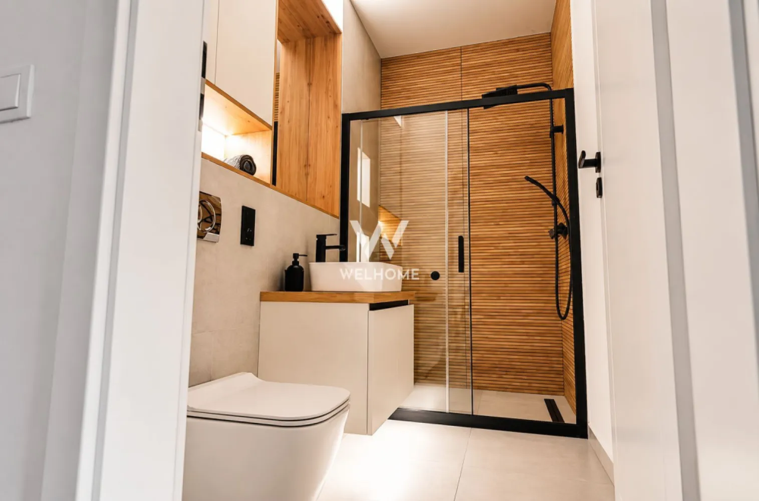Vând apartament 2 cam. semidecomandat - 56 mp, Selimbar, Sibiu - Spre vânzare un apartament cu 2 camere, semidecomandat, situat în Selimbar, str.Triajului, într-o zonă rezidențială modernă, aflată în continuă dezvoltare.

Apartamentul este amplasat la parterul (parter înalt) al unui imobil cu 3 etaje și dispune de o suprafață utilă de 56 mp, la care se adaugă balconul de 5 mp. Inclus in preț un loc de parcare cu drept de folosință exclusivă. si o boxa de depozitare.

Compartimentare:
• Hol de acces
• Living luminos
• Dormitor
• Bucătărie separată
• Baie cu dus
• Balcon

Avantaje:
• Apartament semidecomandat
• Complet mobilat și utilat
• Încălzire în pardoseală
• Bucătărie separată
• Finisaje moderne
• Spații bine compartimentate și luminoase
• 1 loc de parcare inclus
• Liber de sarcini
• Intabulat
• Ideal pentru locuit sau investiție

Complex rezidențial nou cu familii tinere. In apropiere de școală, grădiniță, punct medical.