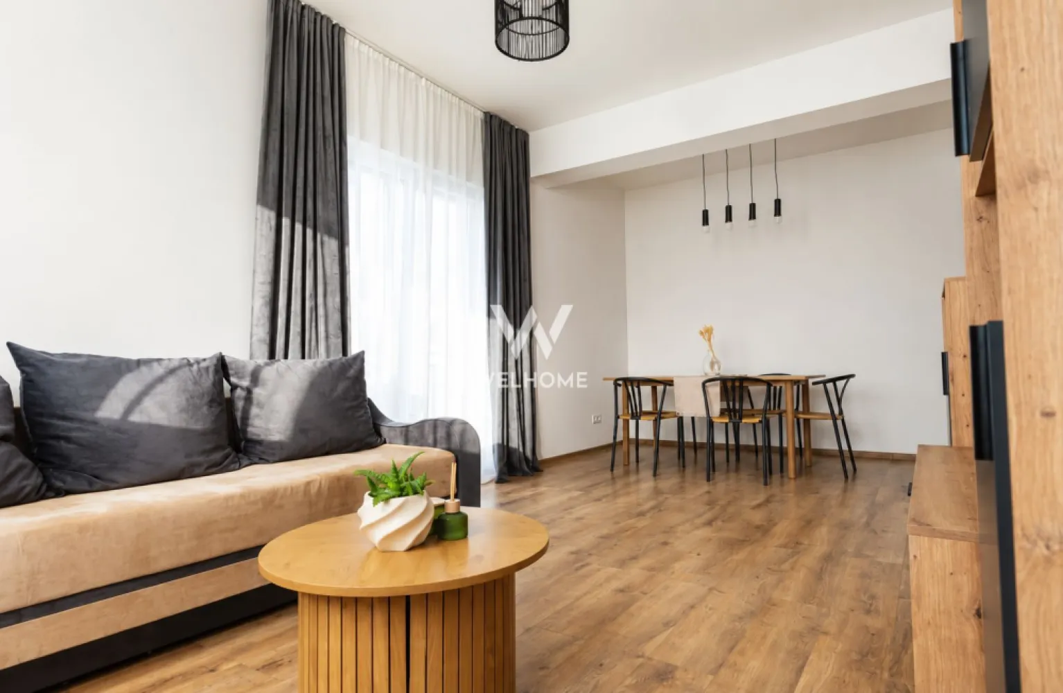 Vând apartament 2 cam. semidecomandat - 56 mp, Selimbar, Sibiu - Spre vânzare un apartament cu 2 camere, semidecomandat, situat în Selimbar, str.Triajului, într-o zonă rezidențială modernă, aflată în continuă dezvoltare.

Apartamentul este amplasat la parterul (parter înalt) al unui imobil cu 3 etaje și dispune de o suprafață utilă de 56 mp, la care se adaugă balconul de 5 mp. Inclus in preț un loc de parcare cu drept de folosință exclusivă. si o boxa de depozitare.

Compartimentare:
• Hol de acces
• Living luminos
• Dormitor
• Bucătărie separată
• Baie cu dus
• Balcon

Avantaje:
• Apartament semidecomandat
• Complet mobilat și utilat
• Încălzire în pardoseală
• Bucătărie separată
• Finisaje moderne
• Spații bine compartimentate și luminoase
• 1 loc de parcare inclus
• Liber de sarcini
• Intabulat
• Ideal pentru locuit sau investiție

Complex rezidențial nou cu familii tinere. In apropiere de școală, grădiniță, punct medical.