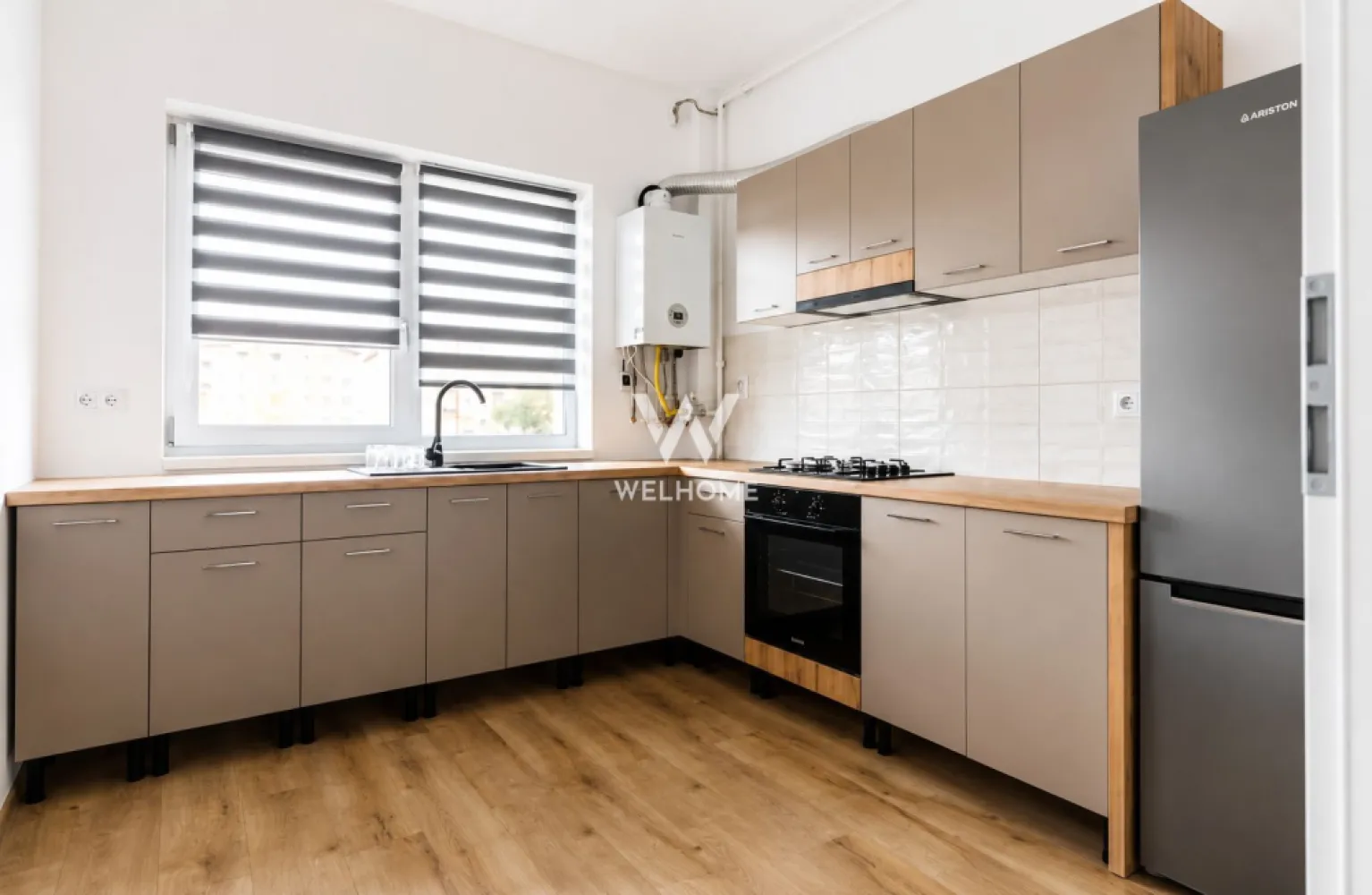 Vând apartament 2 cam. semidecomandat - 56 mp, Selimbar, Sibiu - Spre vânzare un apartament cu 2 camere, semidecomandat, situat în Selimbar, str.Triajului, într-o zonă rezidențială modernă, aflată în continuă dezvoltare.

Apartamentul este amplasat la parterul (parter înalt) al unui imobil cu 3 etaje și dispune de o suprafață utilă de 56 mp, la care se adaugă balconul de 5 mp. Inclus in preț un loc de parcare cu drept de folosință exclusivă. si o boxa de depozitare.

Compartimentare:
• Hol de acces
• Living luminos
• Dormitor
• Bucătărie separată
• Baie cu dus
• Balcon

Avantaje:
• Apartament semidecomandat
• Complet mobilat și utilat
• Încălzire în pardoseală
• Bucătărie separată
• Finisaje moderne
• Spații bine compartimentate și luminoase
• 1 loc de parcare inclus
• Liber de sarcini
• Intabulat
• Ideal pentru locuit sau investiție

Complex rezidențial nou cu familii tinere. In apropiere de școală, grădiniță, punct medical.