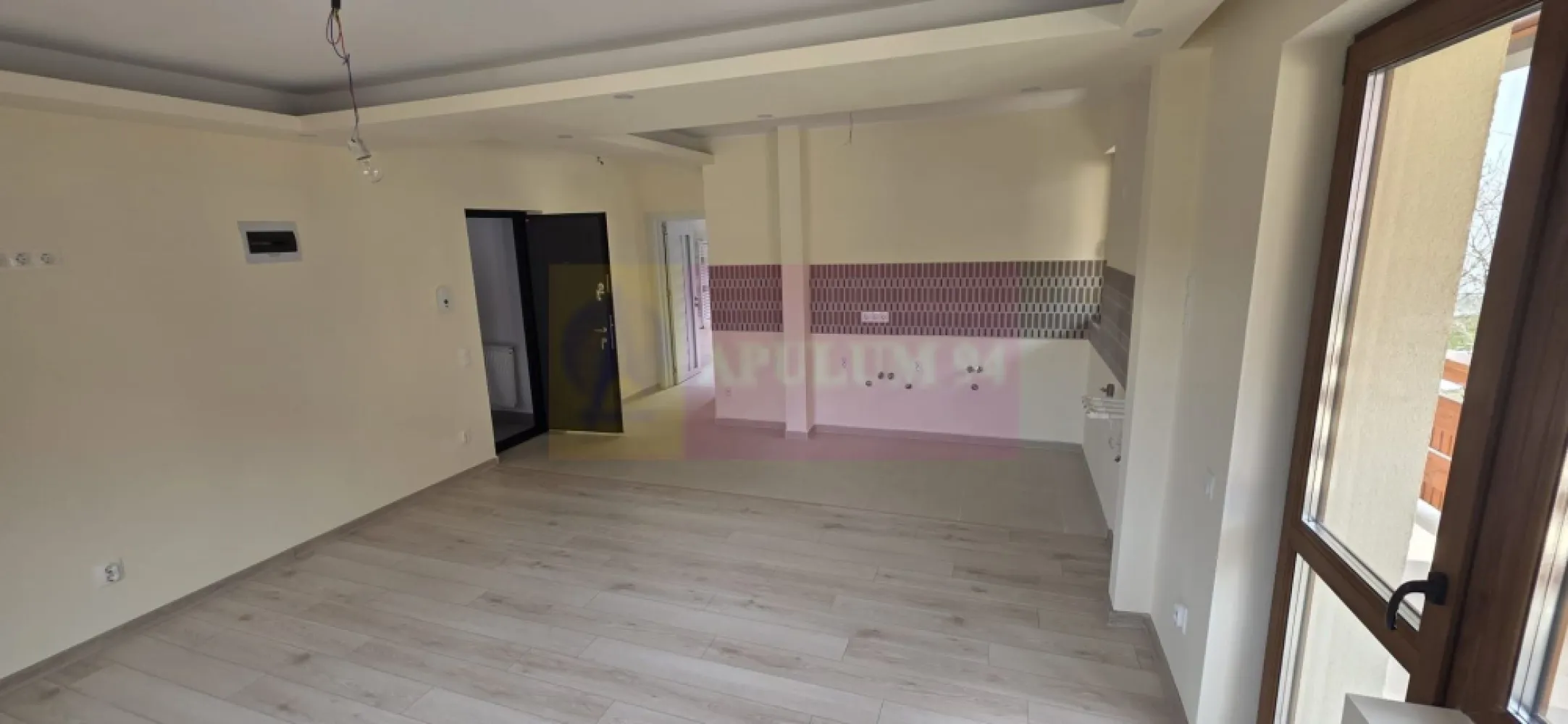 Apartament 2 camere, etaj 1, de vanzare in Busteni - Apartament 2 camere – Bușteni | Parter | Terasă proprie | Aproape de pârtia Kalinderu 
Agenția imobiliară Mervani vă propune spre vânzare un apartament modern cu 2 camere, situat la parterul unui bloc nou, într-o zonă excelentă din Bușteni, aproape de Pârtia Kalinderu și de centrul orașului.

Locația oferă acces rapid către atracțiile turistice, dar și liniște și aer curat de munte.
Detalii apartament:

Suprafață utilă: 49 mp
Situat la etaj 1
Terasă proprie
Compartimentare practică și luminoasă:

 living cu bucătărie open-space
 dormitor
 baie cu duș
 balcon

Dotări și beneficii:

 tâmplărie PVC cu geam tripan
 centrală termică proprie
 bloc izolat cu termosistem de 10 cm
 ușă de intrare metalică de calitate
 construcție solidă pe cadre de beton și cărămidă Porotherm
 loc de parcare în fața imobilului

Preț: 100.000 Euro + TVA

 Proprietatea este ideală pentru:
 locuință permanentă
 casă de vacanță
 investiție în regim turistic

Pentru mai multe detalii sau programarea unei vizionări:
Agenția Imobiliară Mervani
0729 935 536