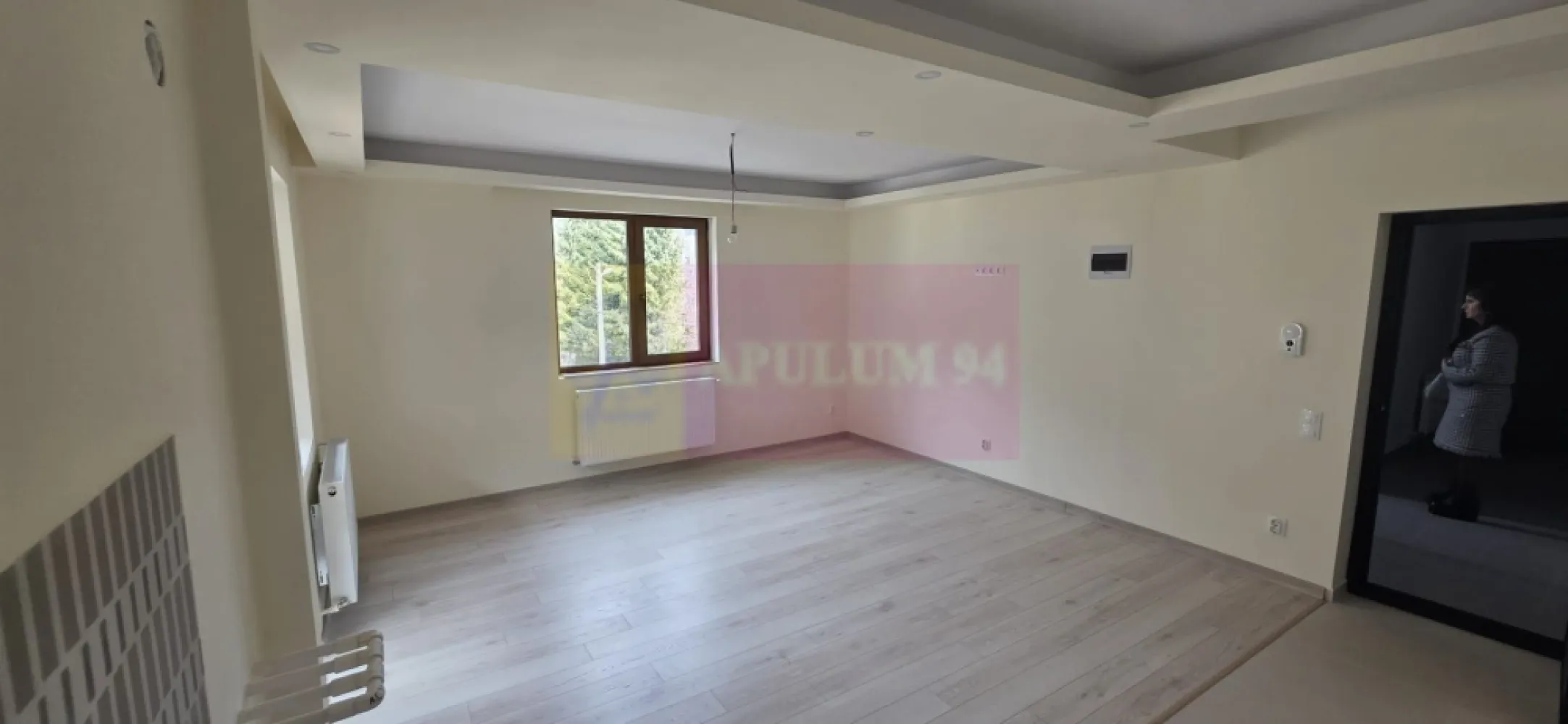 Apartament 2 camere, etaj 1, de vanzare in Busteni - Apartament 2 camere – Bușteni | Parter | Terasă proprie | Aproape de pârtia Kalinderu 
Agenția imobiliară Mervani vă propune spre vânzare un apartament modern cu 2 camere, situat la parterul unui bloc nou, într-o zonă excelentă din Bușteni, aproape de Pârtia Kalinderu și de centrul orașului.

Locația oferă acces rapid către atracțiile turistice, dar și liniște și aer curat de munte.
Detalii apartament:

Suprafață utilă: 49 mp
Situat la etaj 1
Terasă proprie
Compartimentare practică și luminoasă:

 living cu bucătărie open-space
 dormitor
 baie cu duș
 balcon

Dotări și beneficii:

 tâmplărie PVC cu geam tripan
 centrală termică proprie
 bloc izolat cu termosistem de 10 cm
 ușă de intrare metalică de calitate
 construcție solidă pe cadre de beton și cărămidă Porotherm
 loc de parcare în fața imobilului

Preț: 100.000 Euro + TVA

 Proprietatea este ideală pentru:
 locuință permanentă
 casă de vacanță
 investiție în regim turistic

Pentru mai multe detalii sau programarea unei vizionări:
Agenția Imobiliară Mervani
0729 935 536