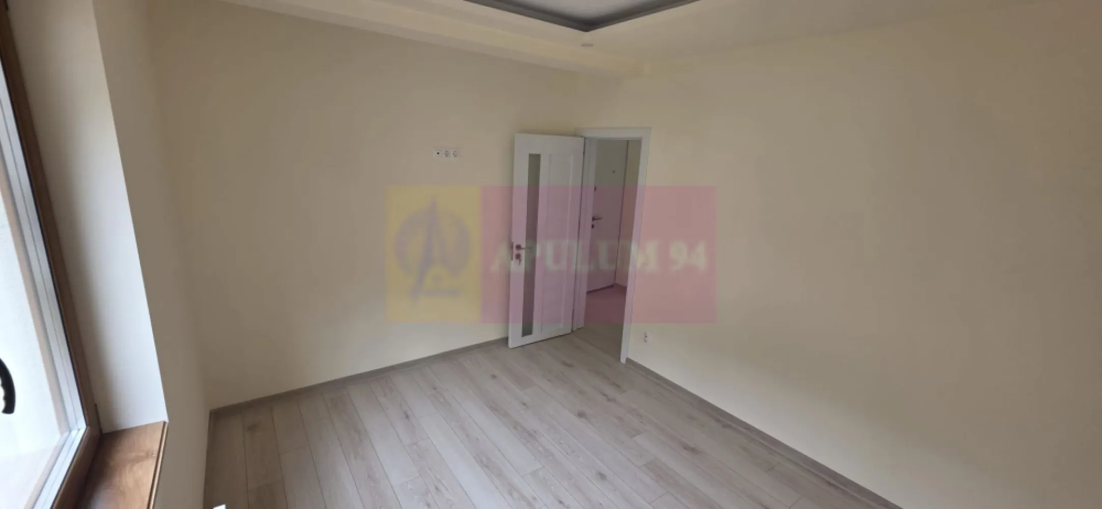 Apartament 2 camere, etaj 1, de vanzare in Busteni - Apartament 2 camere – Bușteni | Parter | Terasă proprie | Aproape de pârtia Kalinderu 
Agenția imobiliară Mervani vă propune spre vânzare un apartament modern cu 2 camere, situat la parterul unui bloc nou, într-o zonă excelentă din Bușteni, aproape de Pârtia Kalinderu și de centrul orașului.

Locația oferă acces rapid către atracțiile turistice, dar și liniște și aer curat de munte.
Detalii apartament:

Suprafață utilă: 49 mp
Situat la etaj 1
Terasă proprie
Compartimentare practică și luminoasă:

 living cu bucătărie open-space
 dormitor
 baie cu duș
 balcon

Dotări și beneficii:

 tâmplărie PVC cu geam tripan
 centrală termică proprie
 bloc izolat cu termosistem de 10 cm
 ușă de intrare metalică de calitate
 construcție solidă pe cadre de beton și cărămidă Porotherm
 loc de parcare în fața imobilului

Preț: 100.000 Euro + TVA

 Proprietatea este ideală pentru:
 locuință permanentă
 casă de vacanță
 investiție în regim turistic

Pentru mai multe detalii sau programarea unei vizionări:
Agenția Imobiliară Mervani
0729 935 536