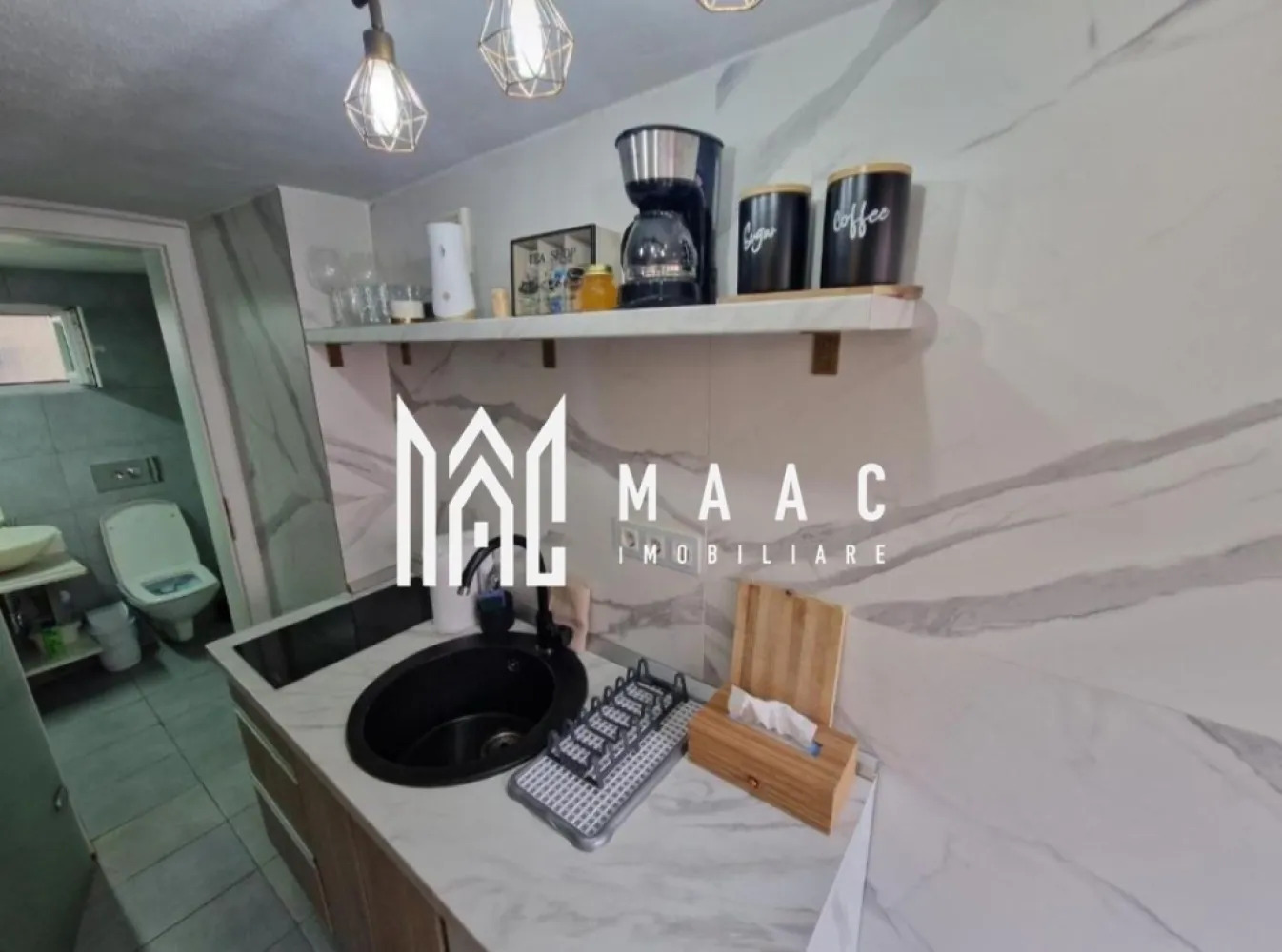 Garsonieră decomandată | Ultracentral Sibiu | 21 mp, finisată modern - Garsonieră decomandată de vânzare pe Strada Movilei, în zona Ultracentral din Sibiu, cu 21 mp utili și finisaje moderne. Proprietatea este finalizată, renovată integral, complet mobilată și utilată, pregătită pentru utilizare imediată.

Detalii proprietate:
• Suprafață utilă: 21 mp
• Compartimentare: decomandată
• Stadiu interior: finisat modern
• Construcție finalizată
• Structură din cărămidă
• Se vinde complet mobilată și utilată
• Renovată integral

Proprietatea este situată pe Strada Movilei, în zona Ultracentrală a Sibiului, cu acces rapid către punctele de interes din oraș.

Contactați-ne pentru detalii suplimentare și pentru programarea unei vizionări. Cod anunț CP2995664.