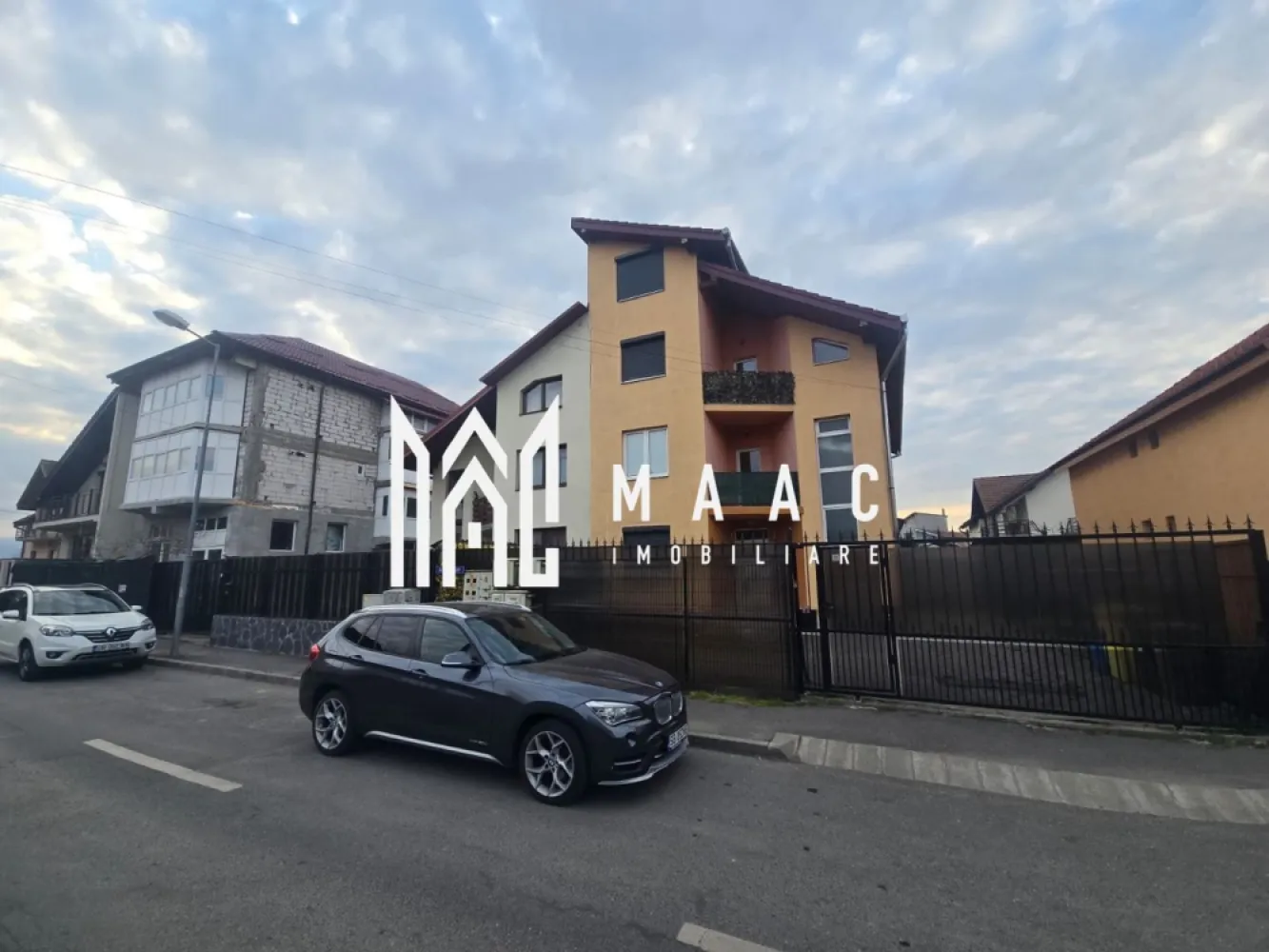 Apartament 4 camere Decomandat 2 bai Zona Tineretului - MAAC Imobiliare va propune spre vanzare un apartament pe două niveluri, situat la casă, în zona Tineretului – strada Klagenfurt, într-un cartier liniștit, exclusiv de case, ideal pentru cei care își doresc confort și intimitate.

Imobilul dispune de o suprafață utilă totală de 140 mp, fiind compartimentat eficient și oferind spații generoase și luminoase.

La primul nivel (90 mp utili) regăsim:

hol de acces primitor;
două camere decomandate;
living spațios cu bucătărie open-space;
cămară pentru depozitare;
baie dotată cu cadă, mașină de spălat și uscător;
balcon.

Etajul este compus din:

două dormitoare decomandate;
baie cu geam pentru aerisire naturală.

Apartamentul dispune de izolatie exterioara , loc de parcare ,cota de teren aferent apartamentului si jaluzele exterioare la geamuri.

Unul dintre dormitoarele de la etaj se află la stadiul de „alb”, oferind viitorului proprietar posibilitatea de a-l amenaja după propriul gust.

Apartamentul este pregătit pentru mutare imediată (ready to move) și se vinde complet mobilat și utilat, beneficiind de dotări precum: aer condiționat, mașină de spălat vase, frigider, congelator, hotă și Smart TV.

Proprietatea reprezintă o alegere excelentă pentru familii sau pentru cei care caută un spațiu generos, într-o zonă liniștită, dar bine conectată la oraș.

Pentru mai multe detalii specificati ID:CP2994792 .
