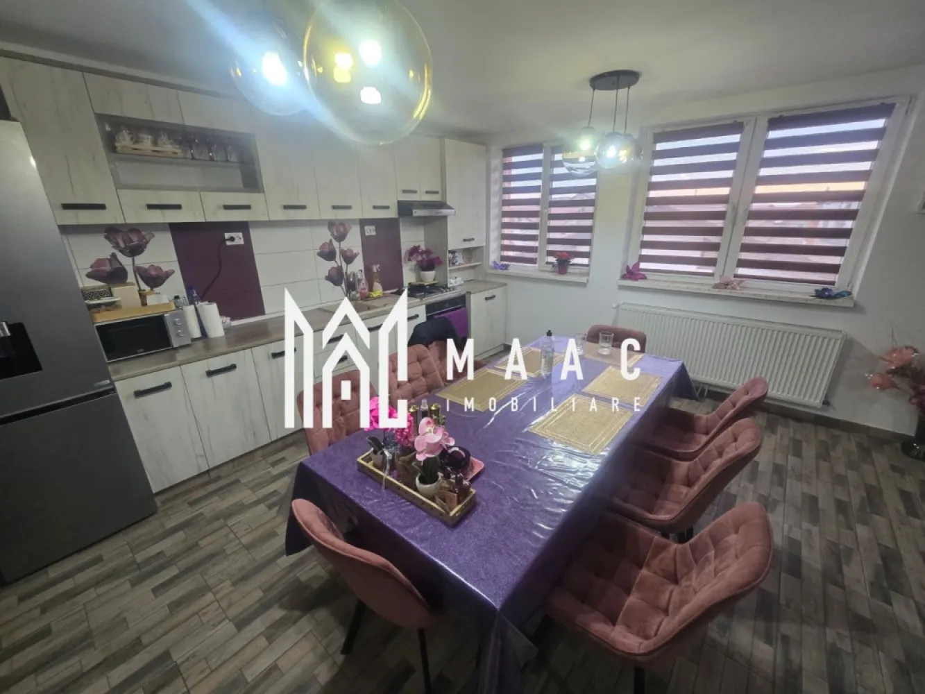 Apartament 4 camere Decomandat 2 bai Zona Tineretului - MAAC Imobiliare va propune spre vanzare un apartament pe două niveluri, situat la casă, în zona Tineretului – strada Klagenfurt, într-un cartier liniștit, exclusiv de case, ideal pentru cei care își doresc confort și intimitate.

Imobilul dispune de o suprafață utilă totală de 140 mp, fiind compartimentat eficient și oferind spații generoase și luminoase.

La primul nivel (90 mp utili) regăsim:

hol de acces primitor;
două camere decomandate;
living spațios cu bucătărie open-space;
cămară pentru depozitare;
baie dotată cu cadă, mașină de spălat și uscător;
balcon.

Etajul este compus din:

două dormitoare decomandate;
baie cu geam pentru aerisire naturală.

Apartamentul dispune de izolatie exterioara , loc de parcare ,cota de teren aferent apartamentului si jaluzele exterioare la geamuri.

Unul dintre dormitoarele de la etaj se află la stadiul de „alb”, oferind viitorului proprietar posibilitatea de a-l amenaja după propriul gust.

Apartamentul este pregătit pentru mutare imediată (ready to move) și se vinde complet mobilat și utilat, beneficiind de dotări precum: aer condiționat, mașină de spălat vase, frigider, congelator, hotă și Smart TV.

Proprietatea reprezintă o alegere excelentă pentru familii sau pentru cei care caută un spațiu generos, într-o zonă liniștită, dar bine conectată la oraș.

Pentru mai multe detalii specificati ID:CP2994792 .