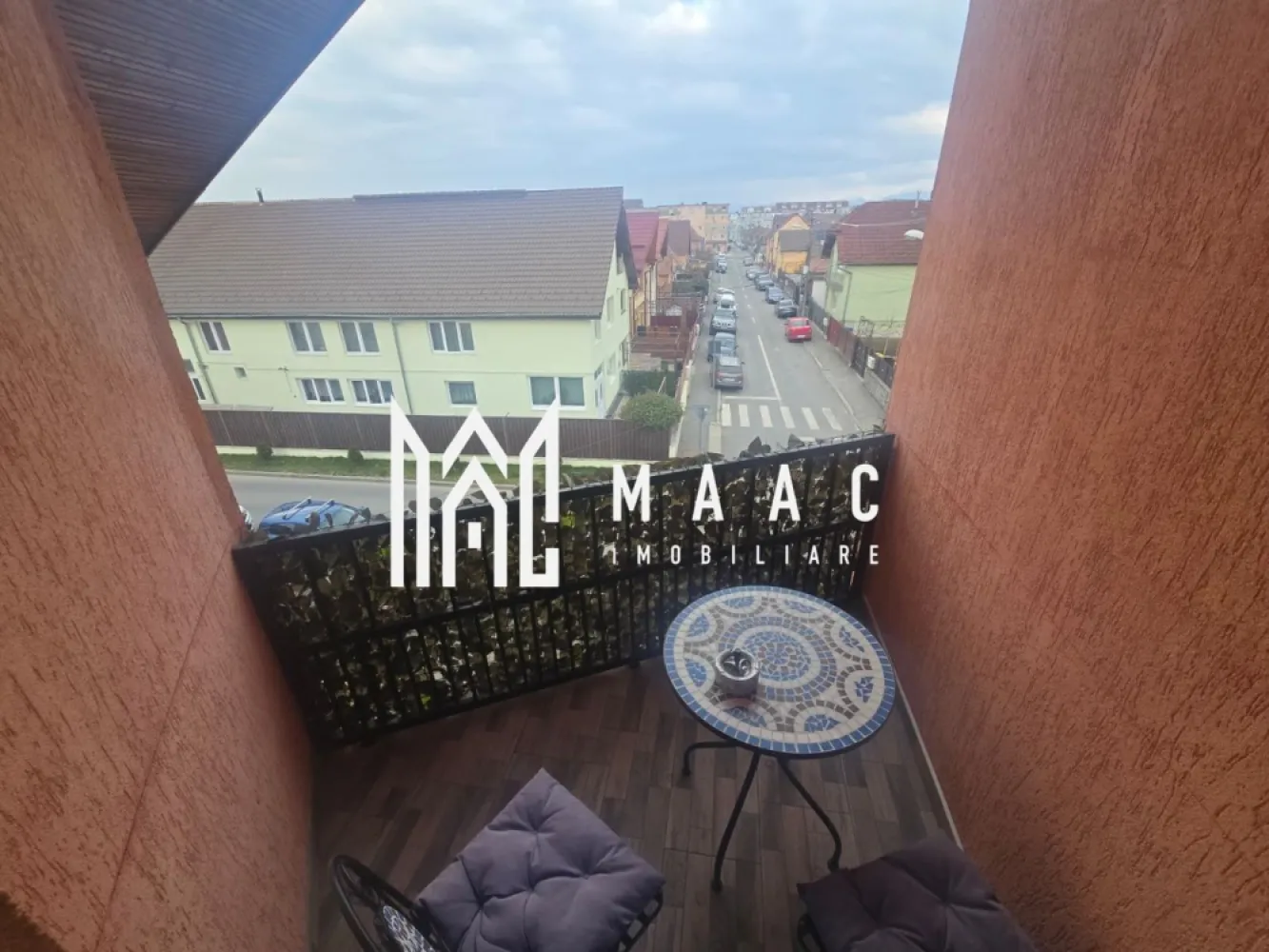Apartament 4 camere Decomandat 2 bai Zona Tineretului - MAAC Imobiliare va propune spre vanzare un apartament pe două niveluri, situat la casă, în zona Tineretului – strada Klagenfurt, într-un cartier liniștit, exclusiv de case, ideal pentru cei care își doresc confort și intimitate.

Imobilul dispune de o suprafață utilă totală de 140 mp, fiind compartimentat eficient și oferind spații generoase și luminoase.

La primul nivel (90 mp utili) regăsim:

hol de acces primitor;
două camere decomandate;
living spațios cu bucătărie open-space;
cămară pentru depozitare;
baie dotată cu cadă, mașină de spălat și uscător;
balcon.

Etajul este compus din:

două dormitoare decomandate;
baie cu geam pentru aerisire naturală.

Apartamentul dispune de izolatie exterioara , loc de parcare ,cota de teren aferent apartamentului si jaluzele exterioare la geamuri.

Unul dintre dormitoarele de la etaj se află la stadiul de „alb”, oferind viitorului proprietar posibilitatea de a-l amenaja după propriul gust.

Apartamentul este pregătit pentru mutare imediată (ready to move) și se vinde complet mobilat și utilat, beneficiind de dotări precum: aer condiționat, mașină de spălat vase, frigider, congelator, hotă și Smart TV.

Proprietatea reprezintă o alegere excelentă pentru familii sau pentru cei care caută un spațiu generos, într-o zonă liniștită, dar bine conectată la oraș.

Pentru mai multe detalii specificati ID:CP2994792 .