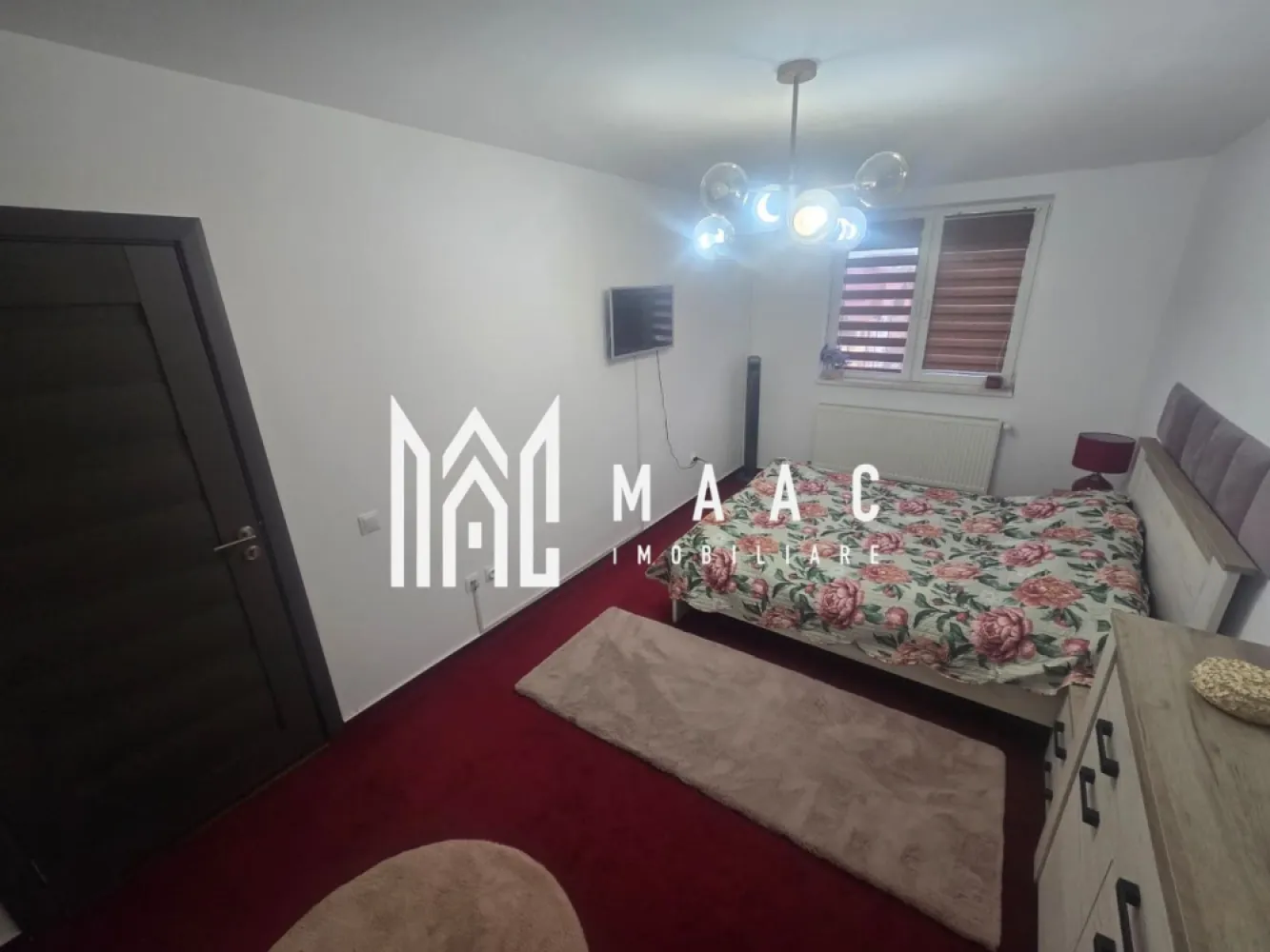 Apartament 4 camere Decomandat 2 bai Zona Tineretului - MAAC Imobiliare va propune spre vanzare un apartament pe două niveluri, situat la casă, în zona Tineretului – strada Klagenfurt, într-un cartier liniștit, exclusiv de case, ideal pentru cei care își doresc confort și intimitate.

Imobilul dispune de o suprafață utilă totală de 140 mp, fiind compartimentat eficient și oferind spații generoase și luminoase.

La primul nivel (90 mp utili) regăsim:

hol de acces primitor;
două camere decomandate;
living spațios cu bucătărie open-space;
cămară pentru depozitare;
baie dotată cu cadă, mașină de spălat și uscător;
balcon.

Etajul este compus din:

două dormitoare decomandate;
baie cu geam pentru aerisire naturală.

Apartamentul dispune de izolatie exterioara , loc de parcare ,cota de teren aferent apartamentului si jaluzele exterioare la geamuri.

Unul dintre dormitoarele de la etaj se află la stadiul de „alb”, oferind viitorului proprietar posibilitatea de a-l amenaja după propriul gust.

Apartamentul este pregătit pentru mutare imediată (ready to move) și se vinde complet mobilat și utilat, beneficiind de dotări precum: aer condiționat, mașină de spălat vase, frigider, congelator, hotă și Smart TV.

Proprietatea reprezintă o alegere excelentă pentru familii sau pentru cei care caută un spațiu generos, într-o zonă liniștită, dar bine conectată la oraș.

Pentru mai multe detalii specificati ID:CP2994792 .