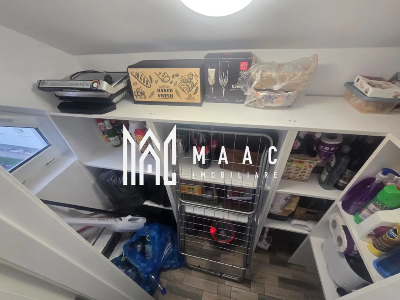 Apartament 4 camere Decomandat 2 bai Zona Tineretului - MAAC Imobiliare va propune spre vanzare un apartament pe două niveluri, situat la casă, în zona Tineretului – strada Klagenfurt, într-un cartier liniștit, exclusiv de case, ideal pentru cei care își doresc confort și intimitate.

Imobilul dispune de o suprafață utilă totală de 140 mp, fiind compartimentat eficient și oferind spații generoase și luminoase.

La primul nivel (90 mp utili) regăsim:

hol de acces primitor;
două camere decomandate;
living spațios cu bucătărie open-space;
cămară pentru depozitare;
baie dotată cu cadă, mașină de spălat și uscător;
balcon.

Etajul este compus din:

două dormitoare decomandate;
baie cu geam pentru aerisire naturală.

Apartamentul dispune de izolatie exterioara , loc de parcare ,cota de teren aferent apartamentului si jaluzele exterioare la geamuri.

Unul dintre dormitoarele de la etaj se află la stadiul de „alb”, oferind viitorului proprietar posibilitatea de a-l amenaja după propriul gust.

Apartamentul este pregătit pentru mutare imediată (ready to move) și se vinde complet mobilat și utilat, beneficiind de dotări precum: aer condiționat, mașină de spălat vase, frigider, congelator, hotă și Smart TV.

Proprietatea reprezintă o alegere excelentă pentru familii sau pentru cei care caută un spațiu generos, într-o zonă liniștită, dar bine conectată la oraș.

Pentru mai multe detalii specificati ID:CP2994792 .