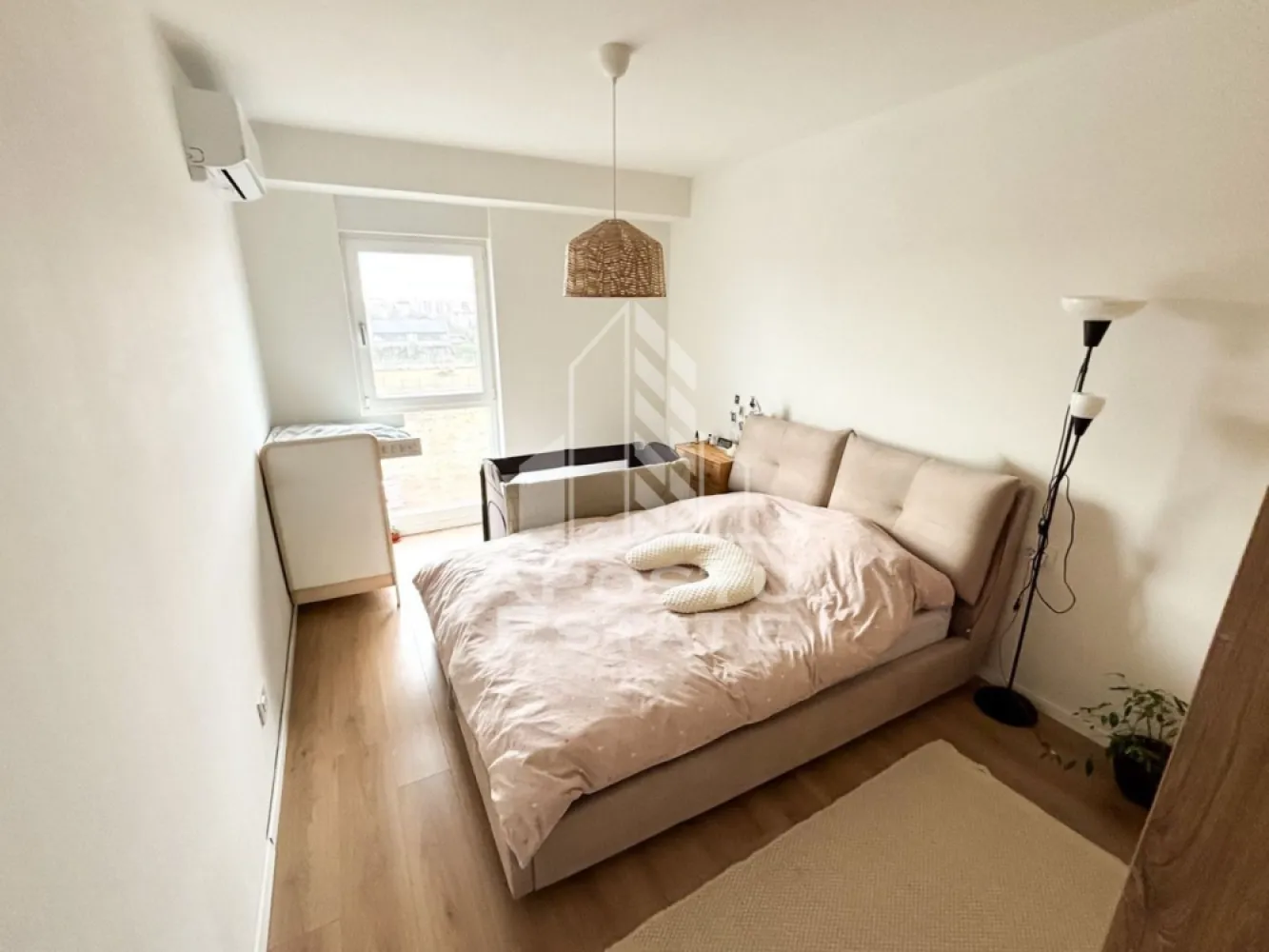 Apartament cu 3 camere,finisat modern, Bloc nou, Lipovei,Timisoara - Agenţia imobiliara Apostu Estate va propune spre vânzare un apartament nou cu 2 camere ,situat în zona Torontalului ,în complexul X-City Tower,una dintre cele mai căutate zone din Timisoara . Ideal atât pentru locuinţa proprie , cat si 
pentru investiție 
Imobilul este amplasat la etajul 3 din 3 , cu lift , și o suprafață utilă de 65 mp și un balcon mare de 8 mp .

Acoperiș de tip terasă cu hidroizolație din membrana , testat cu succes prin inundare ( garanție 100% împotriva infiltrațiilor) 

Compartimentare :
-Bucătărie mobilată cu electrocasnice de lux 
-Living mobilat open space cu bucătăria și ieșire pe balcon 
-Dormitor matrimonial mobilat 
-Dormitor secundar mobilat 
-Debara 
-Baie cu cada
-Balcon 

Apartamentul se vinde complet mobilat , conform pozelor
Confortul termic este asigurat printr-un sistem de ultimă generație: încălzire și răcire in pardoseala, deservite de pompa de căldură 

Beneficii suplimentare :
- Compartimentare funcțională și modernă 
- Aer condiționat , mașină de spălat vase 
- Zona excelenta pentru locuit sau investiţie
-Investiție sigură ,cumpărătorul are asigurată o chirie de 700 euro / lunară timp de 1 an de zile 

Boxă amenajată - 6.000 euro 
Loc de parcare subteran cu cf individual și priză legată la panoul din apartament- 15.000 euro 

Vecinătăţi :
-Auchan 
-Iulius Mall
-Scoli 
-Facultatea de medicină veterinară 
-Mijloace de transport in comun

Pentru mai multe detalii si programarea unei vizionari , va stam cu drag la dispoziţie .

Agenţia imobiliara Apostu Estate vă oferă consultanta bancara gratuita prin intermediul colaboratorilor noştri pentru alegerea celui mai potrivit tip de credit , astfel încât tu să devii noul proprietar al acestui apartament
ID INTERN: CP3200238