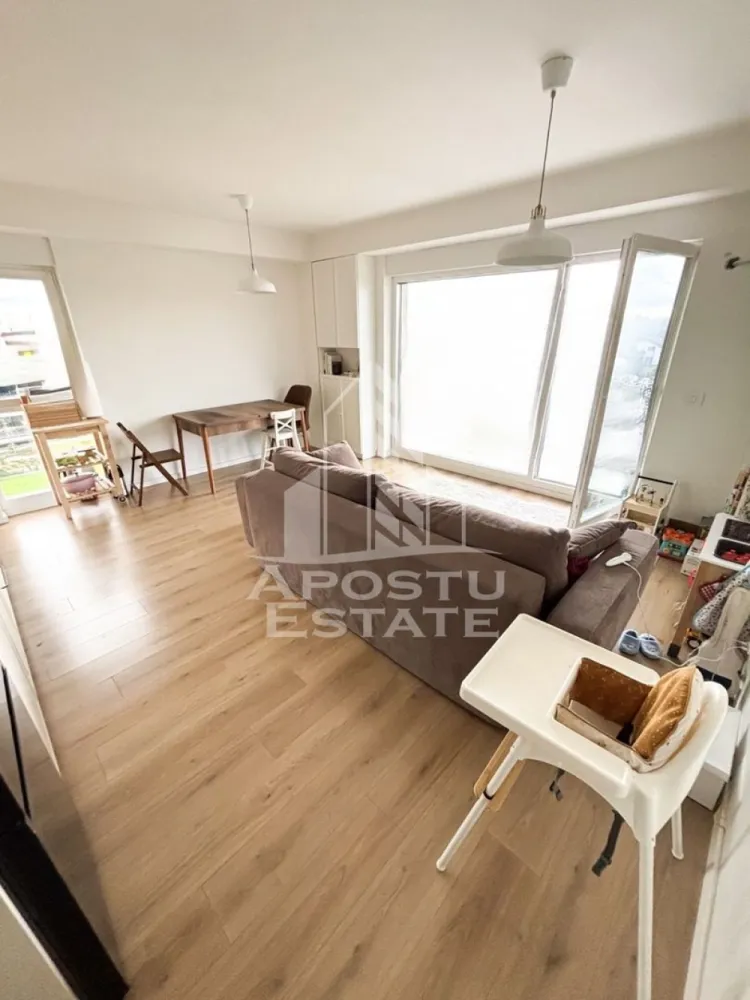 Apartament cu 3 camere,finisat modern, Bloc nou, Lipovei,Timisoara - Agenţia imobiliara Apostu Estate va propune spre vânzare un apartament nou cu 2 camere ,situat în zona Torontalului ,în complexul X-City Tower,una dintre cele mai căutate zone din Timisoara . Ideal atât pentru locuinţa proprie , cat si 
pentru investiție 
Imobilul este amplasat la etajul 3 din 3 , cu lift , și o suprafață utilă de 65 mp și un balcon mare de 8 mp .

Acoperiș de tip terasă cu hidroizolație din membrana , testat cu succes prin inundare ( garanție 100% împotriva infiltrațiilor) 

Compartimentare :
-Bucătărie mobilată cu electrocasnice de lux 
-Living mobilat open space cu bucătăria și ieșire pe balcon 
-Dormitor matrimonial mobilat 
-Dormitor secundar mobilat 
-Debara 
-Baie cu cada
-Balcon 

Apartamentul se vinde complet mobilat , conform pozelor
Confortul termic este asigurat printr-un sistem de ultimă generație: încălzire și răcire in pardoseala, deservite de pompa de căldură 

Beneficii suplimentare :
- Compartimentare funcțională și modernă 
- Aer condiționat , mașină de spălat vase 
- Zona excelenta pentru locuit sau investiţie
-Investiție sigură ,cumpărătorul are asigurată o chirie de 700 euro / lunară timp de 1 an de zile 

Boxă amenajată - 6.000 euro 
Loc de parcare subteran cu cf individual și priză legată la panoul din apartament- 15.000 euro 

Vecinătăţi :
-Auchan 
-Iulius Mall
-Scoli 
-Facultatea de medicină veterinară 
-Mijloace de transport in comun

Pentru mai multe detalii si programarea unei vizionari , va stam cu drag la dispoziţie .

Agenţia imobiliara Apostu Estate vă oferă consultanta bancara gratuita prin intermediul colaboratorilor noştri pentru alegerea celui mai potrivit tip de credit , astfel încât tu să devii noul proprietar al acestui apartament
ID INTERN: CP3200238