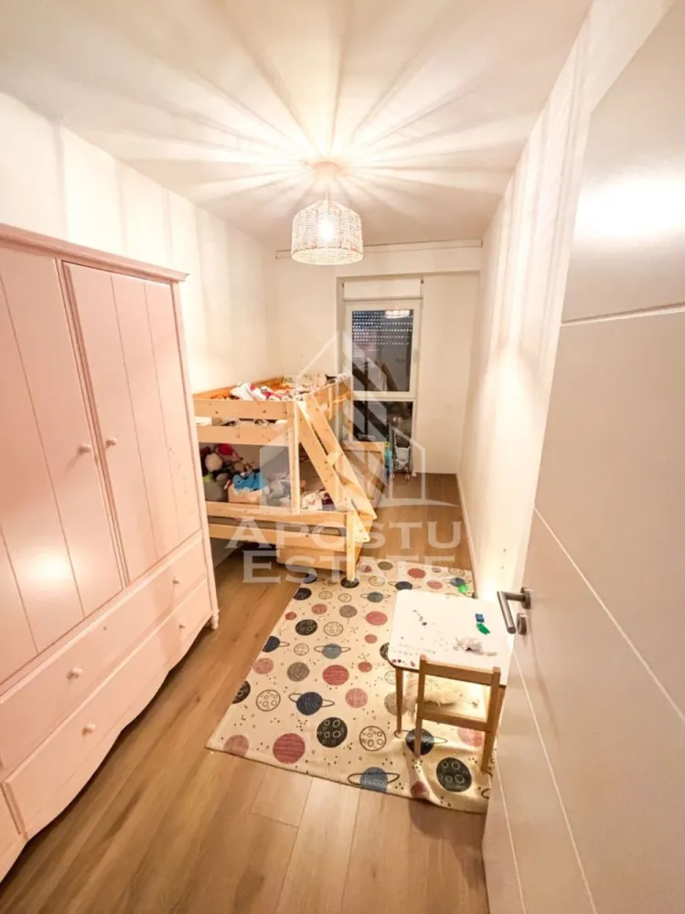 Apartament cu 3 camere,finisat modern, Bloc nou, Lipovei,Timisoara - Agenţia imobiliara Apostu Estate va propune spre vânzare un apartament nou cu 2 camere ,situat în zona Torontalului ,în complexul X-City Tower,una dintre cele mai căutate zone din Timisoara . Ideal atât pentru locuinţa proprie , cat si 
pentru investiție 
Imobilul este amplasat la etajul 3 din 3 , cu lift , și o suprafață utilă de 65 mp și un balcon mare de 8 mp .

Acoperiș de tip terasă cu hidroizolație din membrana , testat cu succes prin inundare ( garanție 100% împotriva infiltrațiilor) 

Compartimentare :
-Bucătărie mobilată cu electrocasnice de lux 
-Living mobilat open space cu bucătăria și ieșire pe balcon 
-Dormitor matrimonial mobilat 
-Dormitor secundar mobilat 
-Debara 
-Baie cu cada
-Balcon 

Apartamentul se vinde complet mobilat , conform pozelor
Confortul termic este asigurat printr-un sistem de ultimă generație: încălzire și răcire in pardoseala, deservite de pompa de căldură 

Beneficii suplimentare :
- Compartimentare funcțională și modernă 
- Aer condiționat , mașină de spălat vase 
- Zona excelenta pentru locuit sau investiţie
-Investiție sigură ,cumpărătorul are asigurată o chirie de 700 euro / lunară timp de 1 an de zile 

Boxă amenajată - 6.000 euro 
Loc de parcare subteran cu cf individual și priză legată la panoul din apartament- 15.000 euro 

Vecinătăţi :
-Auchan 
-Iulius Mall
-Scoli 
-Facultatea de medicină veterinară 
-Mijloace de transport in comun

Pentru mai multe detalii si programarea unei vizionari , va stam cu drag la dispoziţie .

Agenţia imobiliara Apostu Estate vă oferă consultanta bancara gratuita prin intermediul colaboratorilor noştri pentru alegerea celui mai potrivit tip de credit , astfel încât tu să devii noul proprietar al acestui apartament
ID INTERN: CP3200238