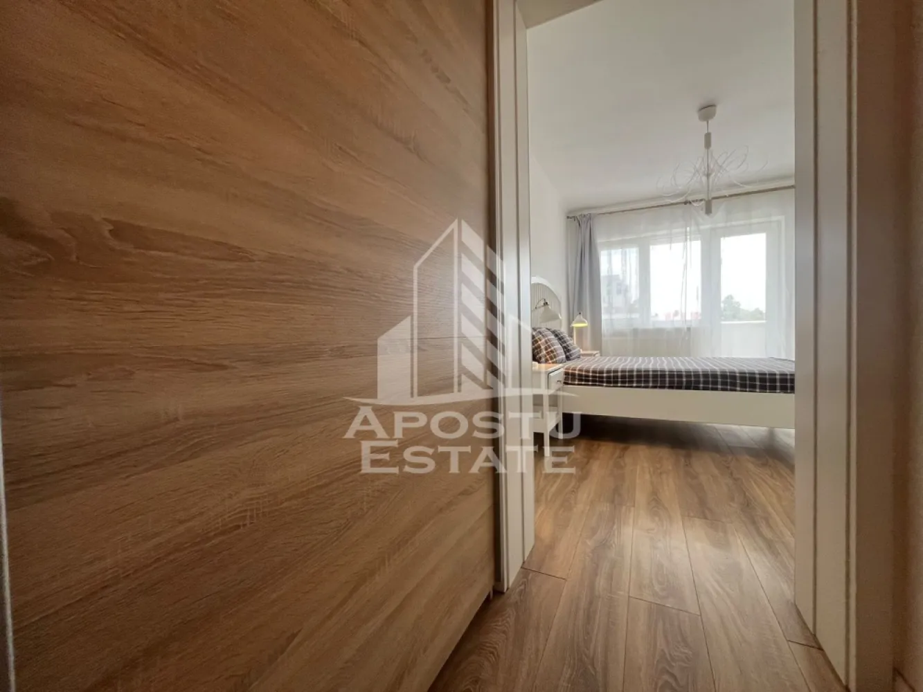 Apartament 2 camere, ULTRACENTRAL - Apartament de inchiriat – Zona Ultracentrala, Arad

 Apostu Estate va propune spre inchiriere un apartament elegant cu 2 camere, situat in zona ultracentrala a orasului Arad, la etajul 3 al unui imobil bine intretinut.

Locuinta se remarca prin finisajele premium si designul interior de lux, fiind mobilata complet cu mobilier realizat la comanda in Spania, care ofera un plus de rafinament si confort. Apartamentul este compartimentat eficient si dispune de un living spatios, dormitor confortabil, bucatarie complet mobilata si utilata, precum si o baie moderna.

Proprietatea este complet utilata cu electrocasnice de calitate si este pregatita pentru mutare imediata. Pozitionarea ultracentrala ofera acces rapid la restaurante, cafenele, magazine, institutii publice si mijloace de transport.

Ideal pentru persoane care apreciaza confortul, eleganta si avantajele unei locatii centrale.

Pentru detalii suplimentare si programarea unei vizionari, nu ezitati sa ne contactati.
CP3131103