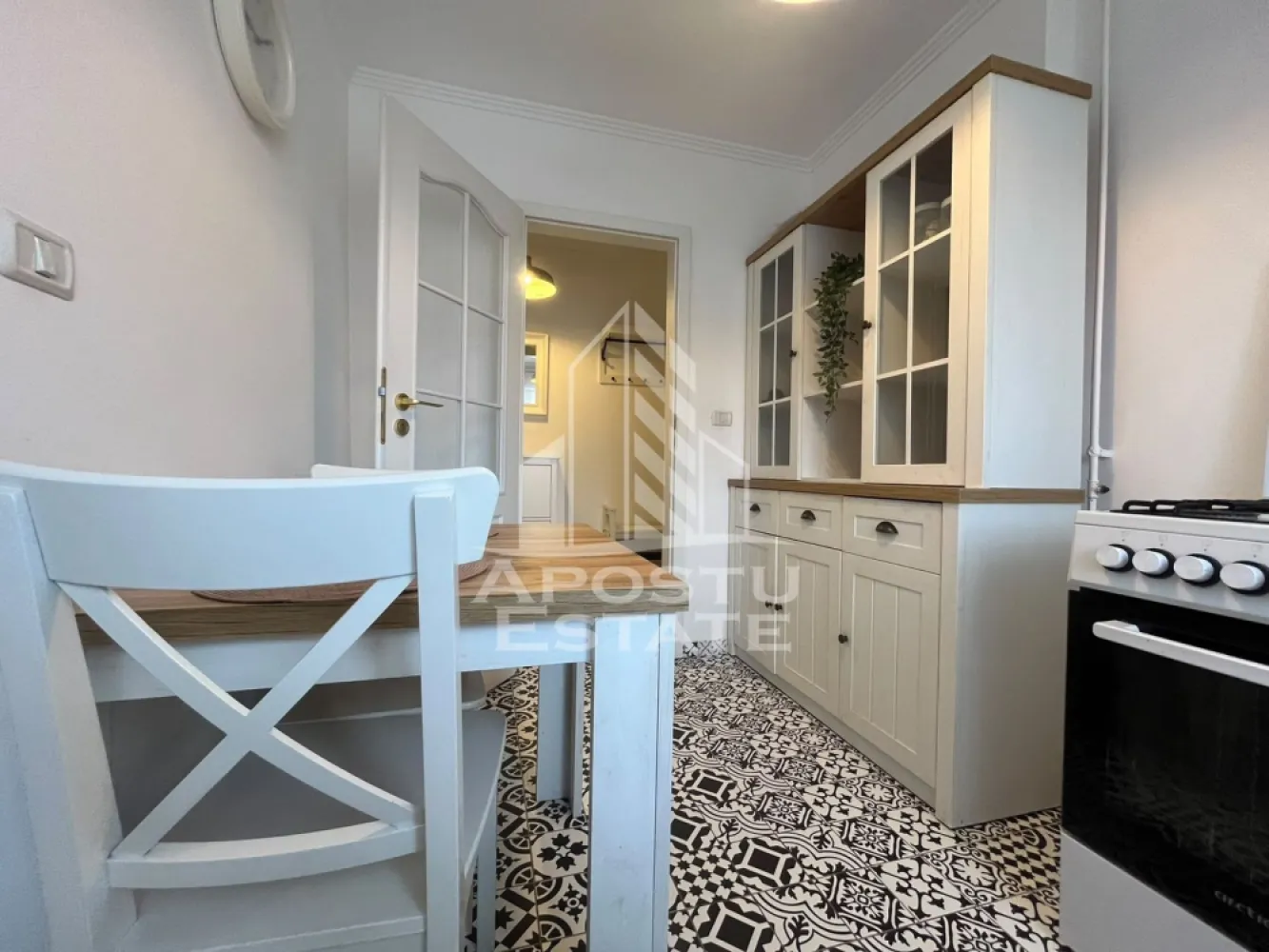 Apartament 2 camere, ULTRACENTRAL - Apartament de inchiriat – Zona Ultracentrala, Arad

 Apostu Estate va propune spre inchiriere un apartament elegant cu 2 camere, situat in zona ultracentrala a orasului Arad, la etajul 3 al unui imobil bine intretinut.

Locuinta se remarca prin finisajele premium si designul interior de lux, fiind mobilata complet cu mobilier realizat la comanda in Spania, care ofera un plus de rafinament si confort. Apartamentul este compartimentat eficient si dispune de un living spatios, dormitor confortabil, bucatarie complet mobilata si utilata, precum si o baie moderna.

Proprietatea este complet utilata cu electrocasnice de calitate si este pregatita pentru mutare imediata. Pozitionarea ultracentrala ofera acces rapid la restaurante, cafenele, magazine, institutii publice si mijloace de transport.

Ideal pentru persoane care apreciaza confortul, eleganta si avantajele unei locatii centrale.

Pentru detalii suplimentare si programarea unei vizionari, nu ezitati sa ne contactati.
CP3131103