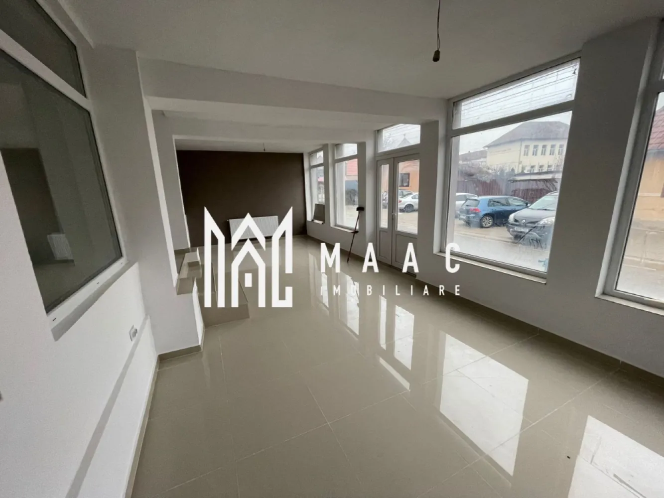 Spațiu Comercial la Cheie I 180 mp I Pianu de Jos I Lângă Terenul de Golf - MAAC Imobiliare vă oferă spre vânzare un spațiu comercial finalizat „la cheie”, amplasat în comuna Pianu de Jos, județul Alba, într-o zonă cu vizibilitate excelentă și potențial comercial ridicat. Proprietatea beneficiază de acces rapid către două repere majore: terenul de golf „Paul Tomiță”, aflat la aproximativ 2,5 km, și autostrada A10, situată la doar 3 km, asigurând conexiune directă atât cu Alba Iulia, cât și cu restul județului.

Caracteristici ale proprietății
Suprafață utilă totală: 180 mp, împărțită în două spații distincte, fiecare cu carte funciară separată:
Corp 1: 120 mp
Corp 2: 60 mp
Spațiu predat la cheie, complet funcțional și conectat la toate utilitățile necesare (apă, gaz, curent, canalizare)
Peste 7 încăperi, oferind multiple posibilități de utilizare comercială sau administrativă
Posibilitate de recompartimentare, în funcție de nevoile viitorului proprietar
Hornuri funcționale, pretabile pentru instalarea de șeminee pe lemne — un avantaj rar care permite crearea unei atmosfere premium, ideale pentru activități turistice sau de servicii
Încălzire prin calorifere, alimentate de centrală termică proprie
Curte cu acces auto (potrivită pentru aprovizionare, parcare sau activități conexe)
Pivniță utilă pentru stocare, depozitare sau spațiu tehnic

Avantaje majore ale zonei
Apropierea de Clubul de Golf „Paul Tomiță”, un punct de atracție turistică și sportivă cu tradiție, generând un flux constant de vizitatori și potențiali clienți
Acces rapid la autostrada A10, ceea ce facilitează transportul de marfă și mobilitatea clienților sau angajaților
Zonă în plină dezvoltare, cu potențial pentru servicii turistice, comerciale, birouri sau activități mixte
Localizare într-un cadru natural plăcut, cu avantajul comunității locale stabile și al traficului constant

Flexibilitate în utilizare
Datorită celor peste 7 încăperi, spațiul permite o varietate de funcțiuni:
showroom
birouri
spații de servicii
cabinet medical / veterinar
mică producție
spațiu pentru activități turistice sau recreaționale
Recompartimentarea este posibilă și ușor de realizat datorită structurii favorabile.

Metode de achiziție
Proprietatea poate fi vândută împreună sau separat, în funcție de interesul cumpărătorului. În ceea ce privește modalitățile de plată, se acceptă plata integrală, achiziție prin credit bancar, iar pentru investitorii care preferă flexibilitatea tehnologiilor moderne, tranzacția poate fi realizată inclusiv prin criptomonede — o soluție adaptată pieței actuale și orientată spre viitor.

Acest spațiu comercial reprezintă o oportunitate completă: poziție excelentă, suprafață generoasă, compartimentare flexibilă, dotări la cheie și deschidere către multiple activități comerciale sau investiționale. Proximitatea față de cel mai vechi teren de golf din România și accesul rapid la autostradă transformă proprietatea într-un activ cu valoare reală și potențial de creștere.

Pentru detalii suplimentare, te rugăm sa specifici CP2816287.